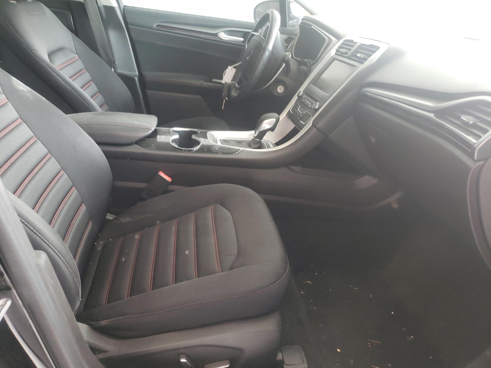 Photo 5 from auction – 2016 FORD FUSION SE with VIN 3FA6P0HD2GR404429