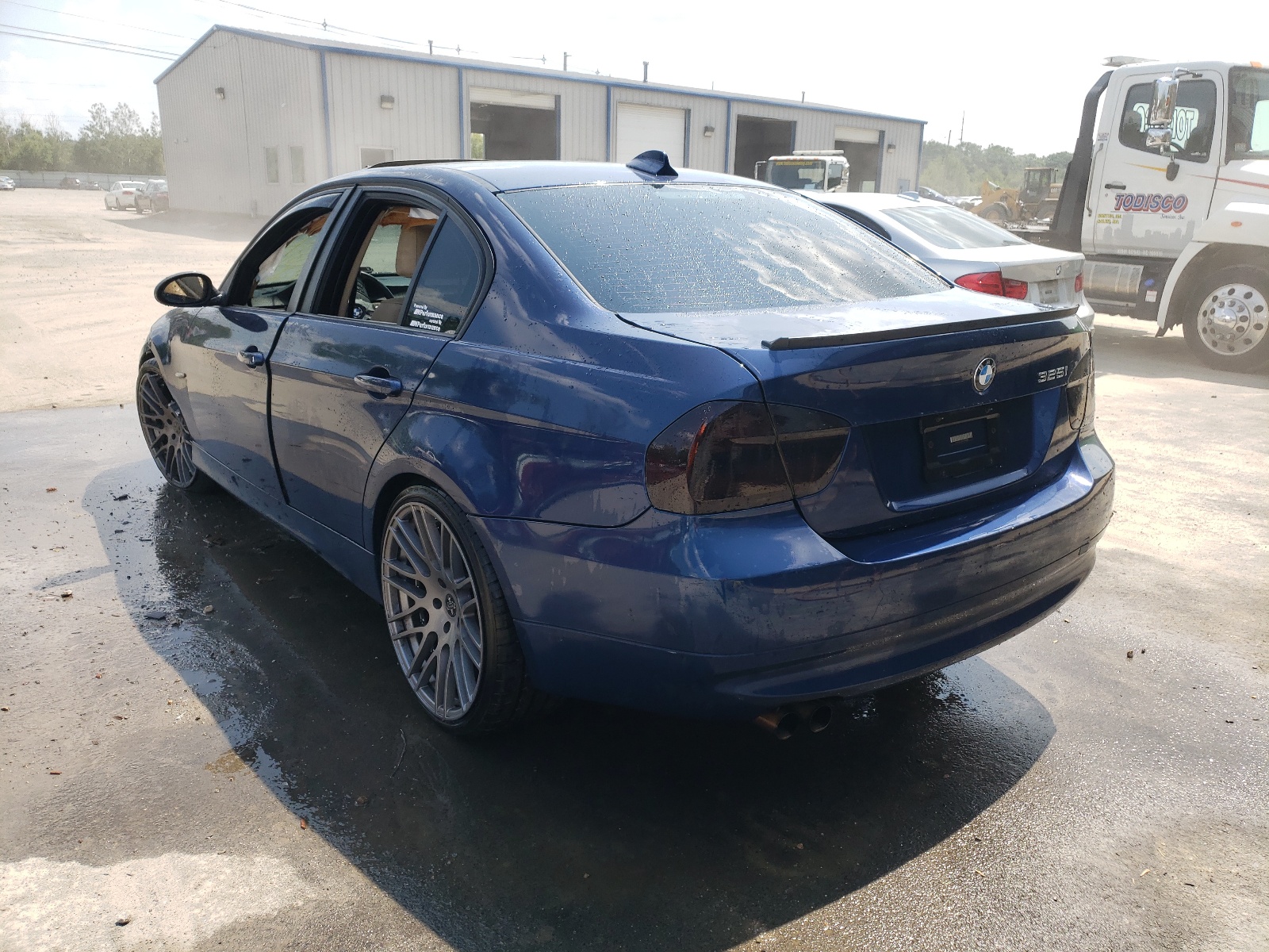 Photo 3 from auction – 2006 BMW 325 I AUTO with VIN WBAVB17586NK32300