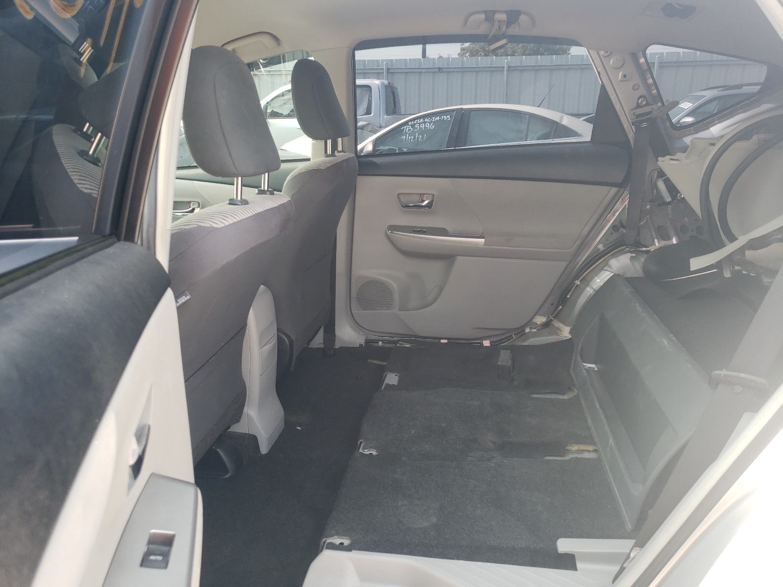 Photo 6 from auction – 2015 TOYOTA PRIUS V with VIN JTDZN3EU9FJ037511