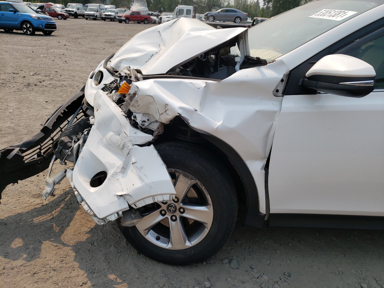 Photo 9 from auction – 2015 TOYOTA RAV4 XLE with VIN JTMRFREV5FJ046831