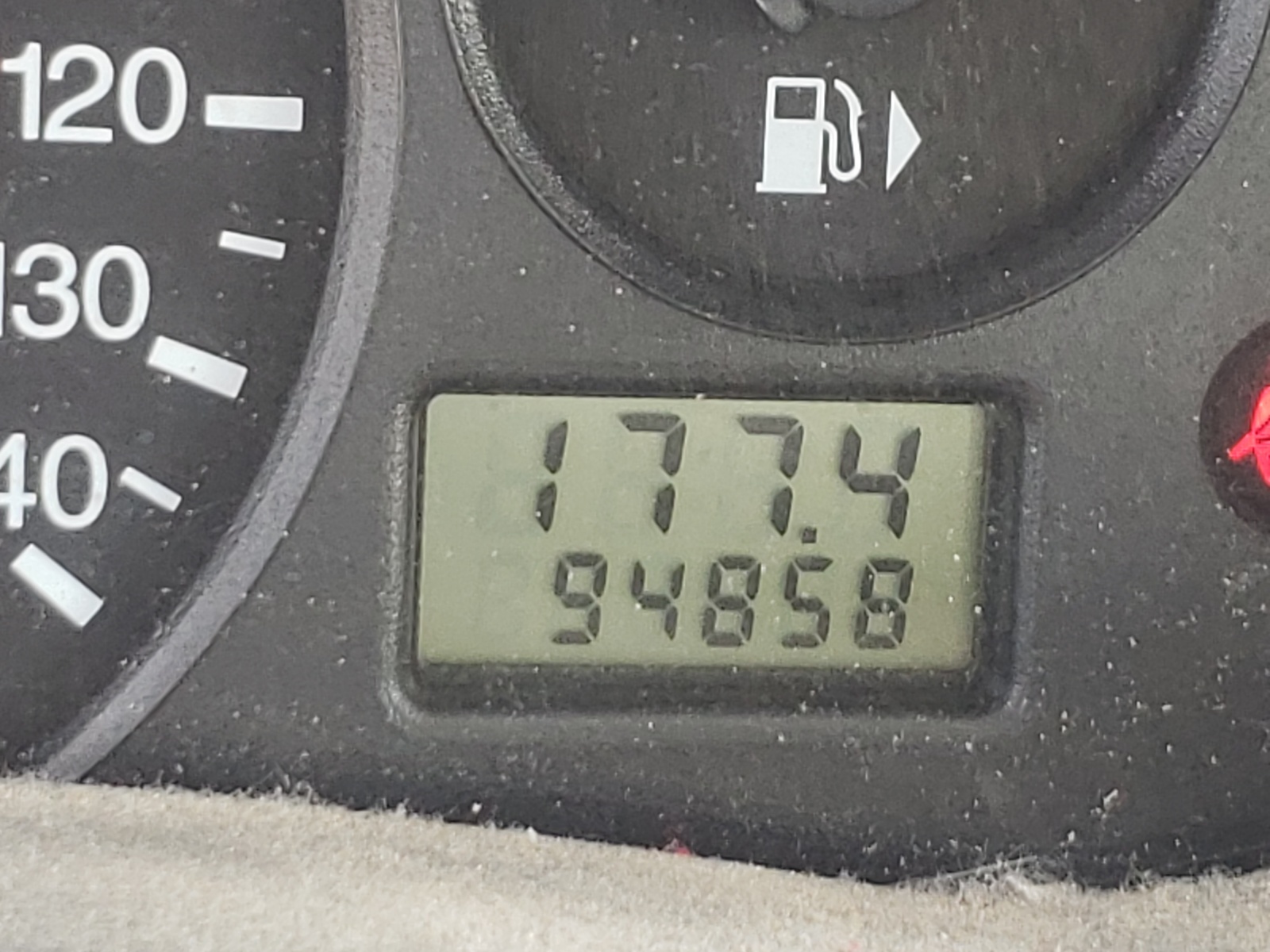 Photo 8 from auction – 2005 FORD FOCUS ZX4 with VIN 1FAFP34N85W125643