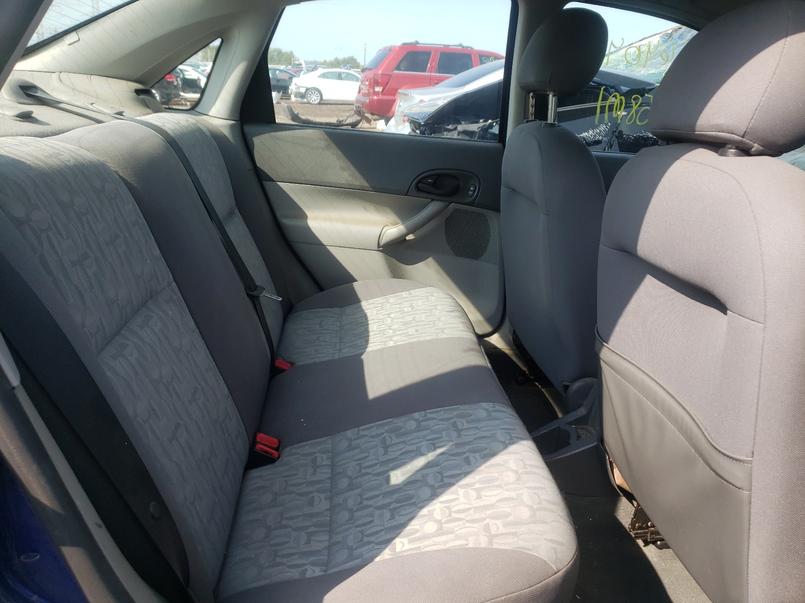 Photo 6 from auction – 2005 FORD FOCUS ZX4 with VIN 1FAFP34N85W125643