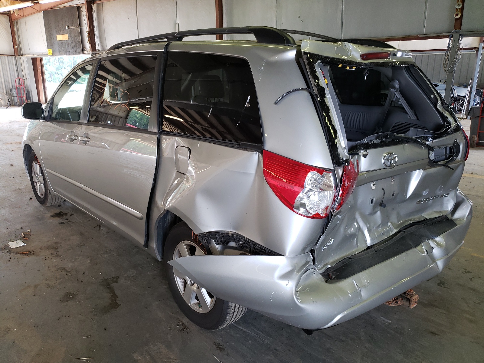 Photo 9 from auction – 2010 TOYOTA SIENNA XLE with VIN 5TDYK4CC7AS313166