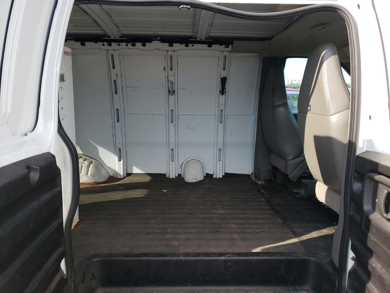Photo 6 from auction – 2003 CHEVROLET EXPRESS with VIN 1GCEG15X931210639