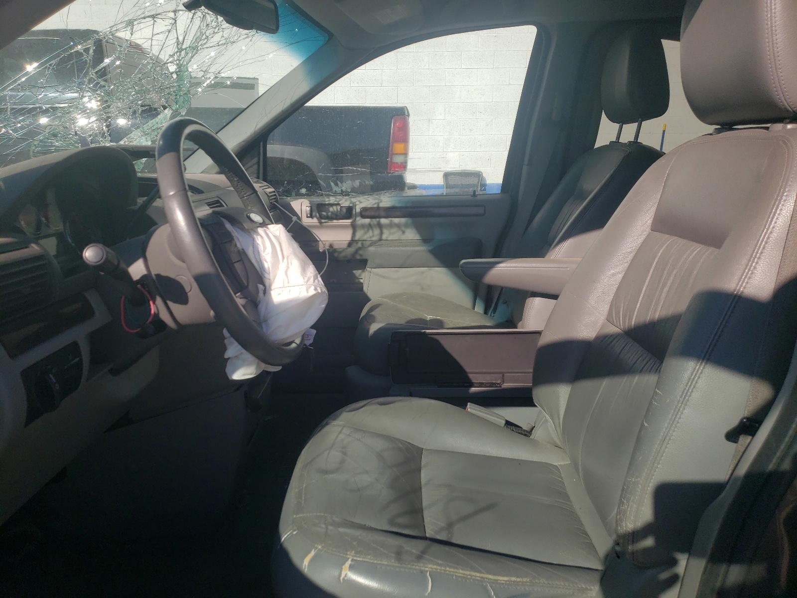 Photo 5 from auction – 2006 FORD FREESTAR S with VIN 2FMDA52256BA05434