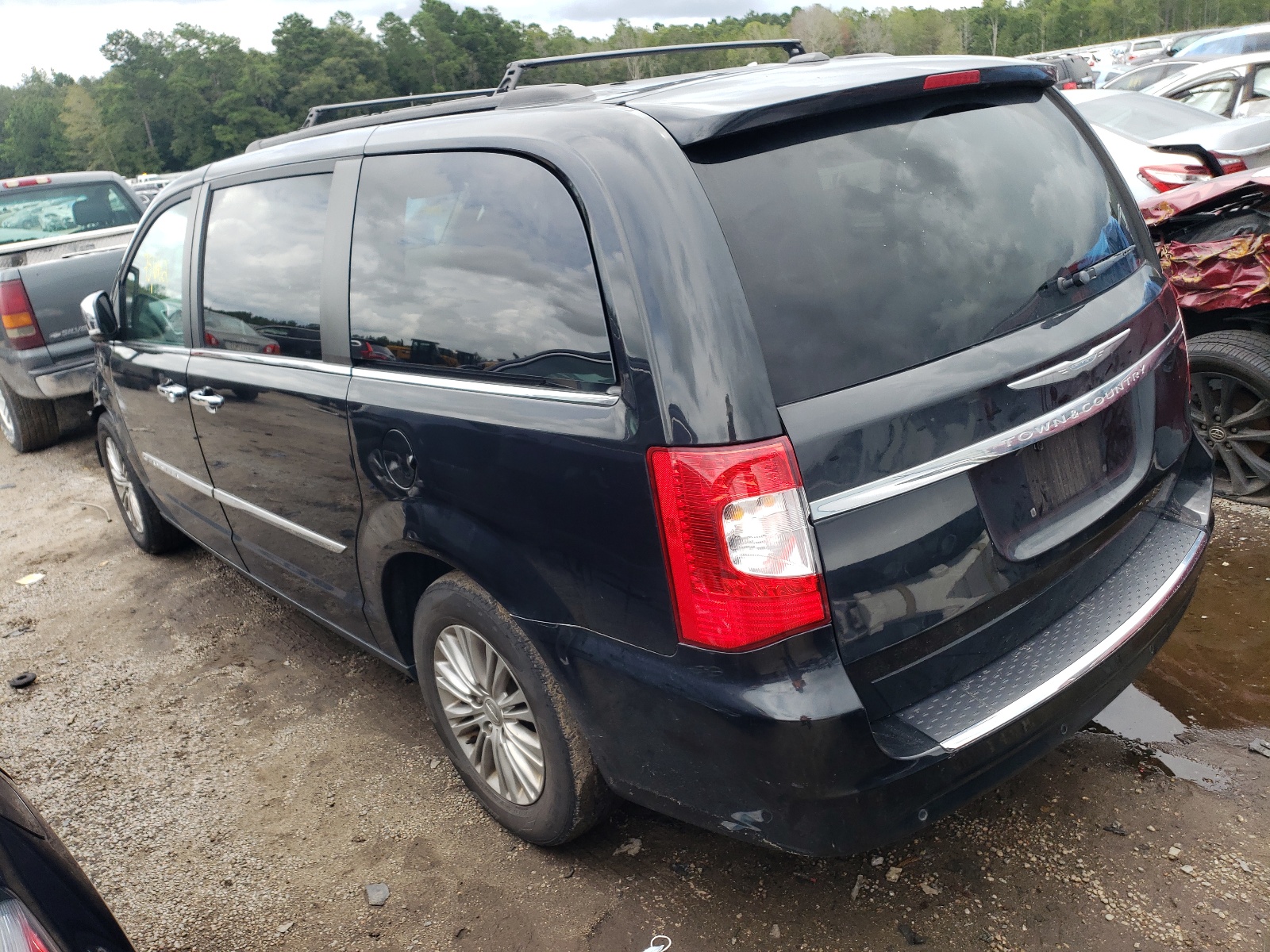 Photo 3 from auction – 2015 CHRYSLER TOWN & COU with VIN 2C4RC1CG0FR677688