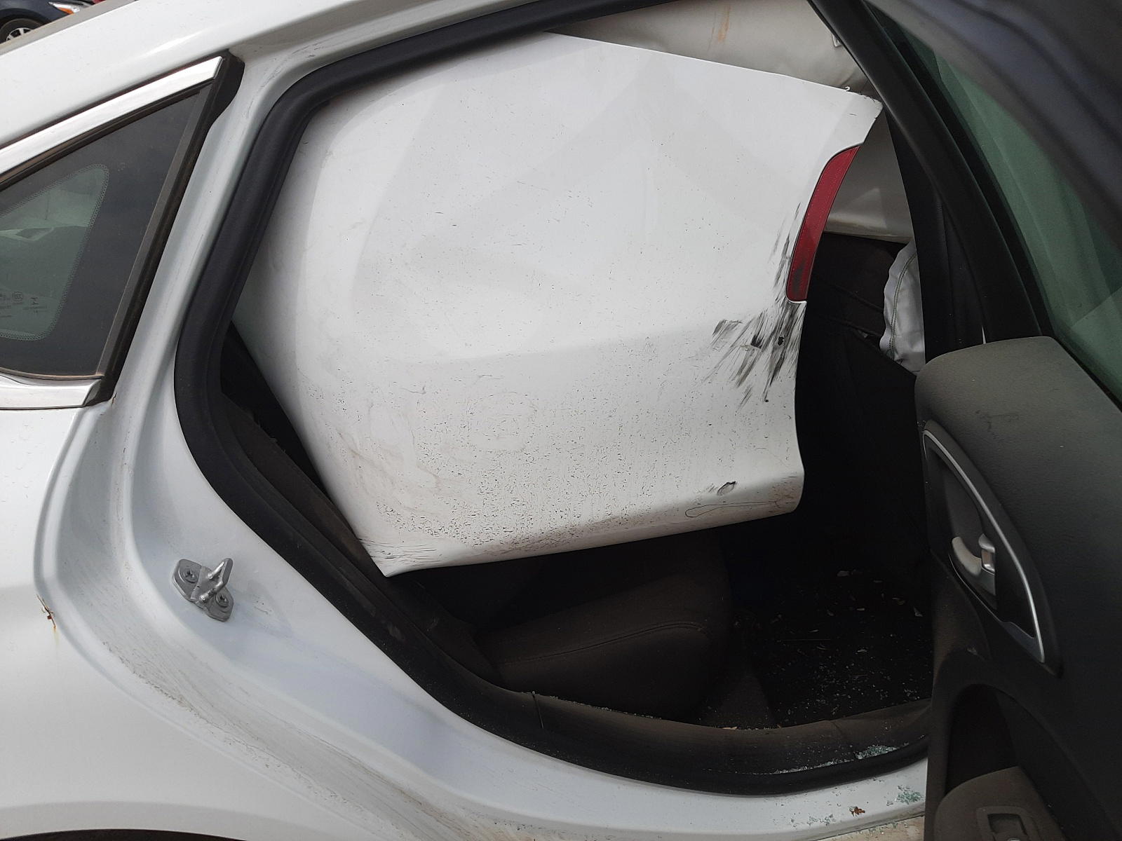 Photo 6 from auction – 2015 CHRYSLER 200 LIMITE with VIN 1C3CCCAB2FN650633