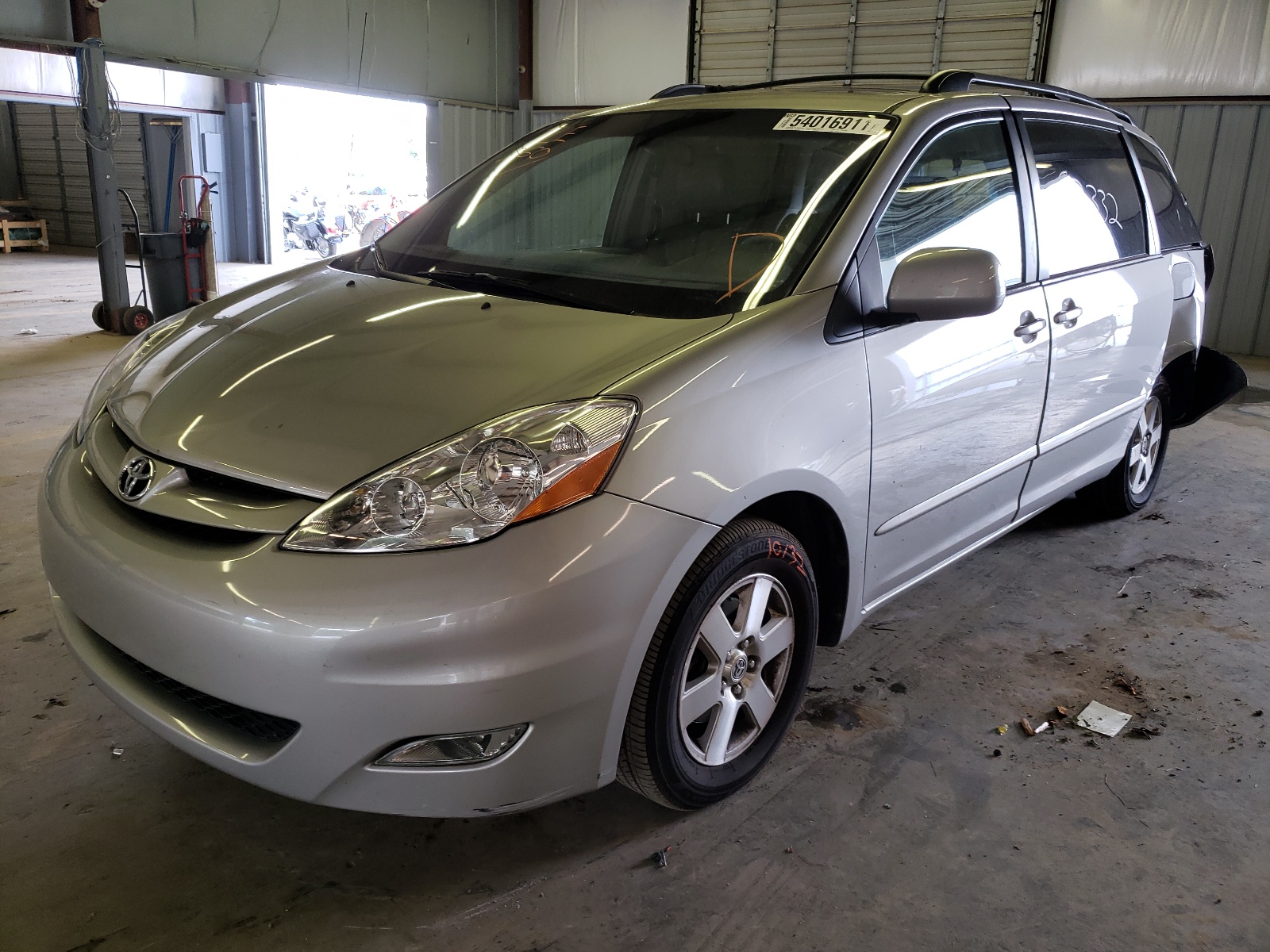 Photo 2 from auction – 2010 TOYOTA SIENNA XLE with VIN 5TDYK4CC7AS313166