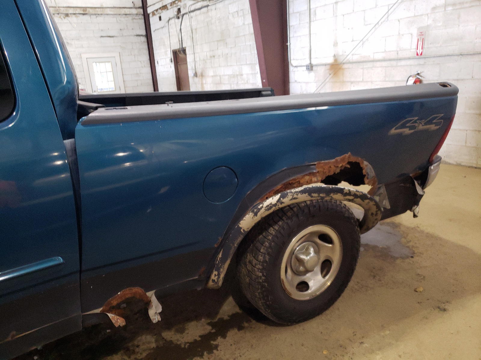 Photo 9 from auction – 2000 FORD F150 with VIN 1FTRX18LXYNA49065