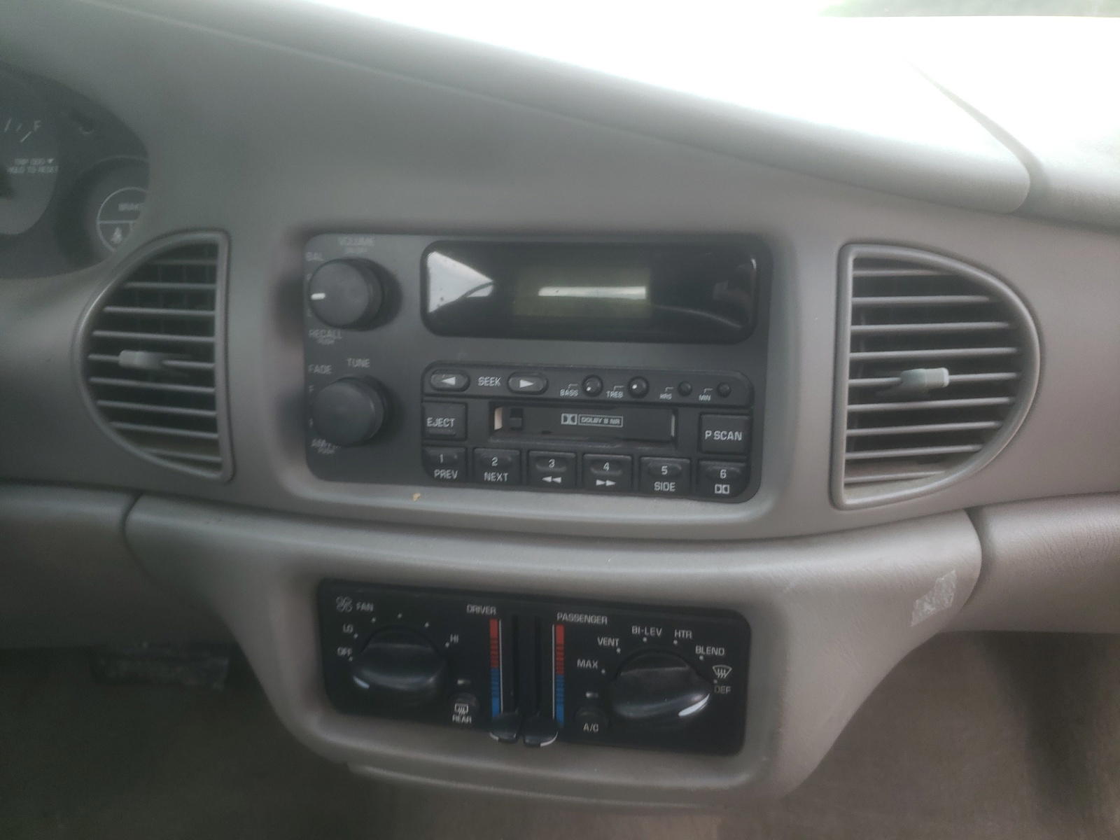 Photo 9 from auction – 2001 BUICK CENTURY CU with VIN 2G4WS52J211110105