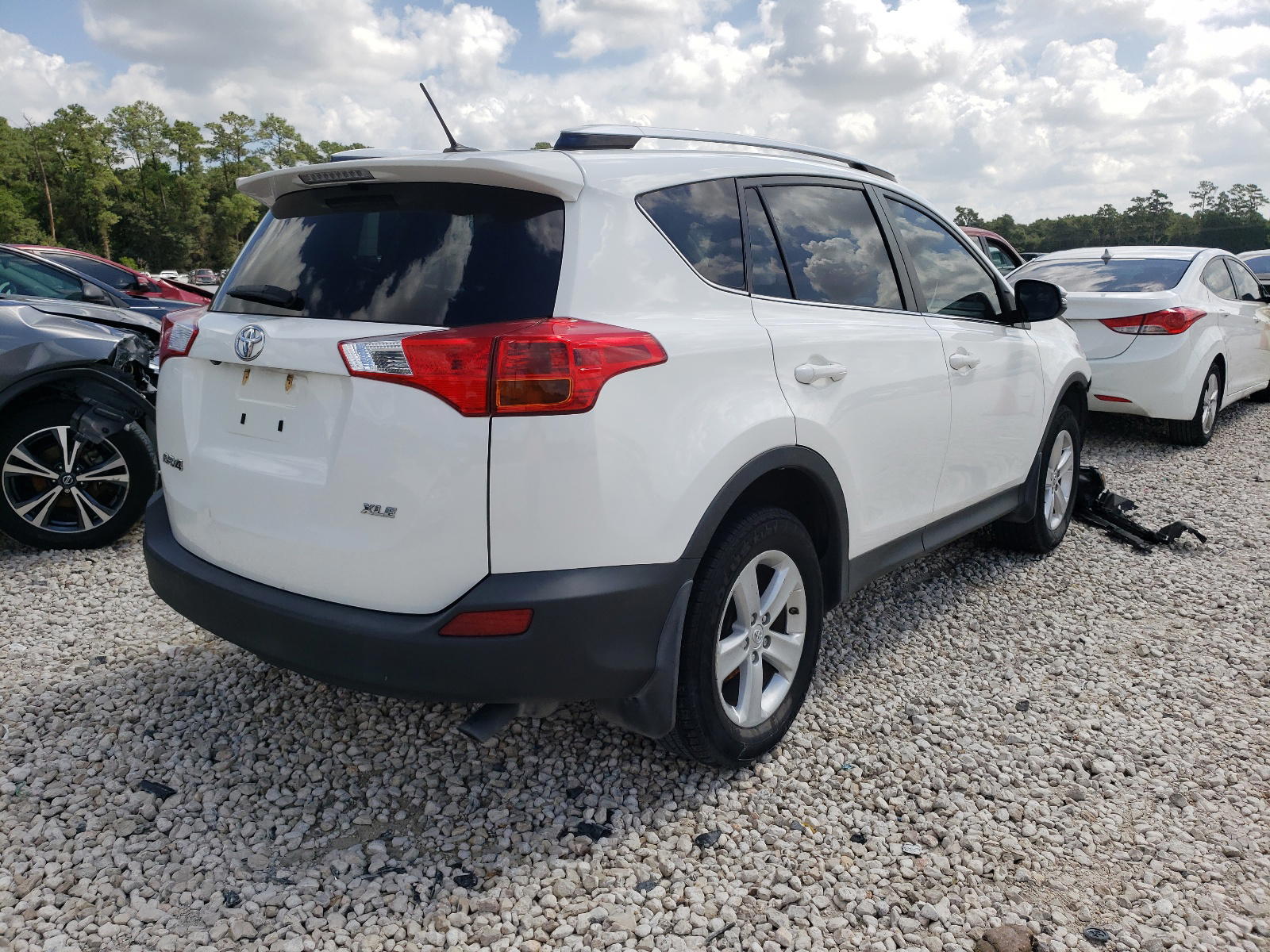 Photo 4 from auction – 2014 TOYOTA RAV4 XLE with VIN JTMWFREV4EJ010081