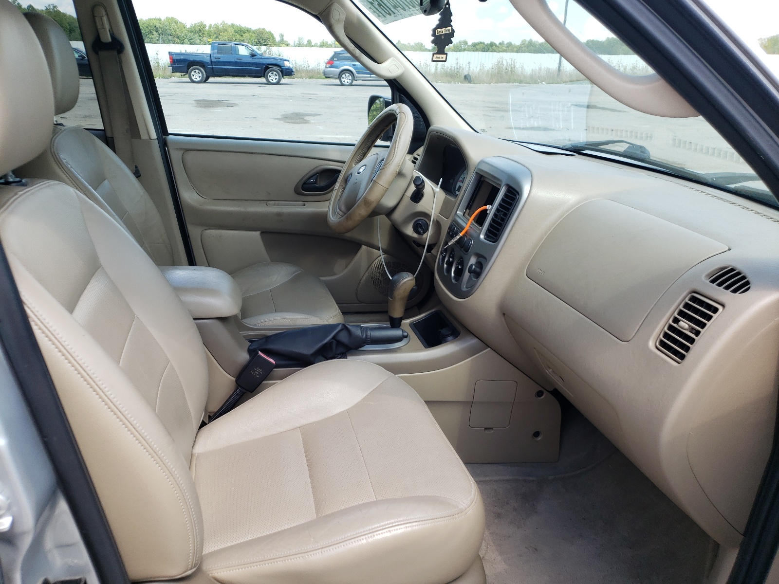 Photo 5 from auction – 2005 FORD ESCAPE LIM with VIN 1FMYU04105KA36689