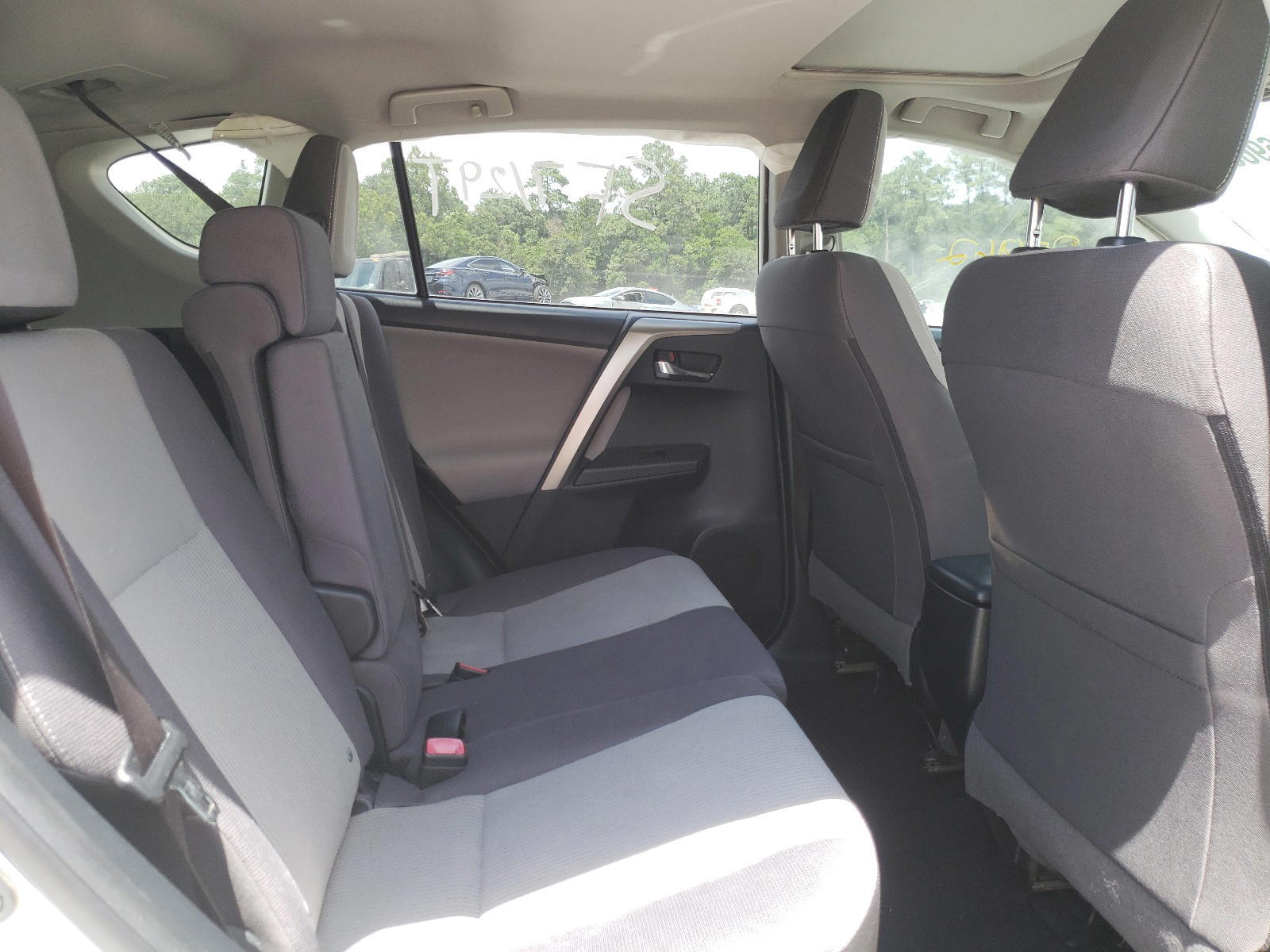 Photo 6 from auction – 2014 TOYOTA RAV4 XLE with VIN JTMWFREV4EJ010081