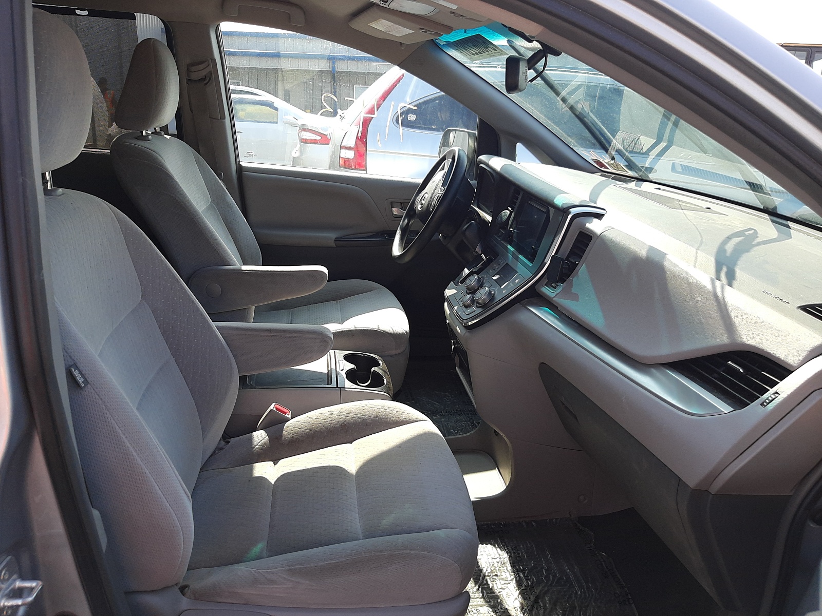 Photo 5 from auction – 2015 TOYOTA SIENNA LE with VIN 5TDKK3DC1FS662121