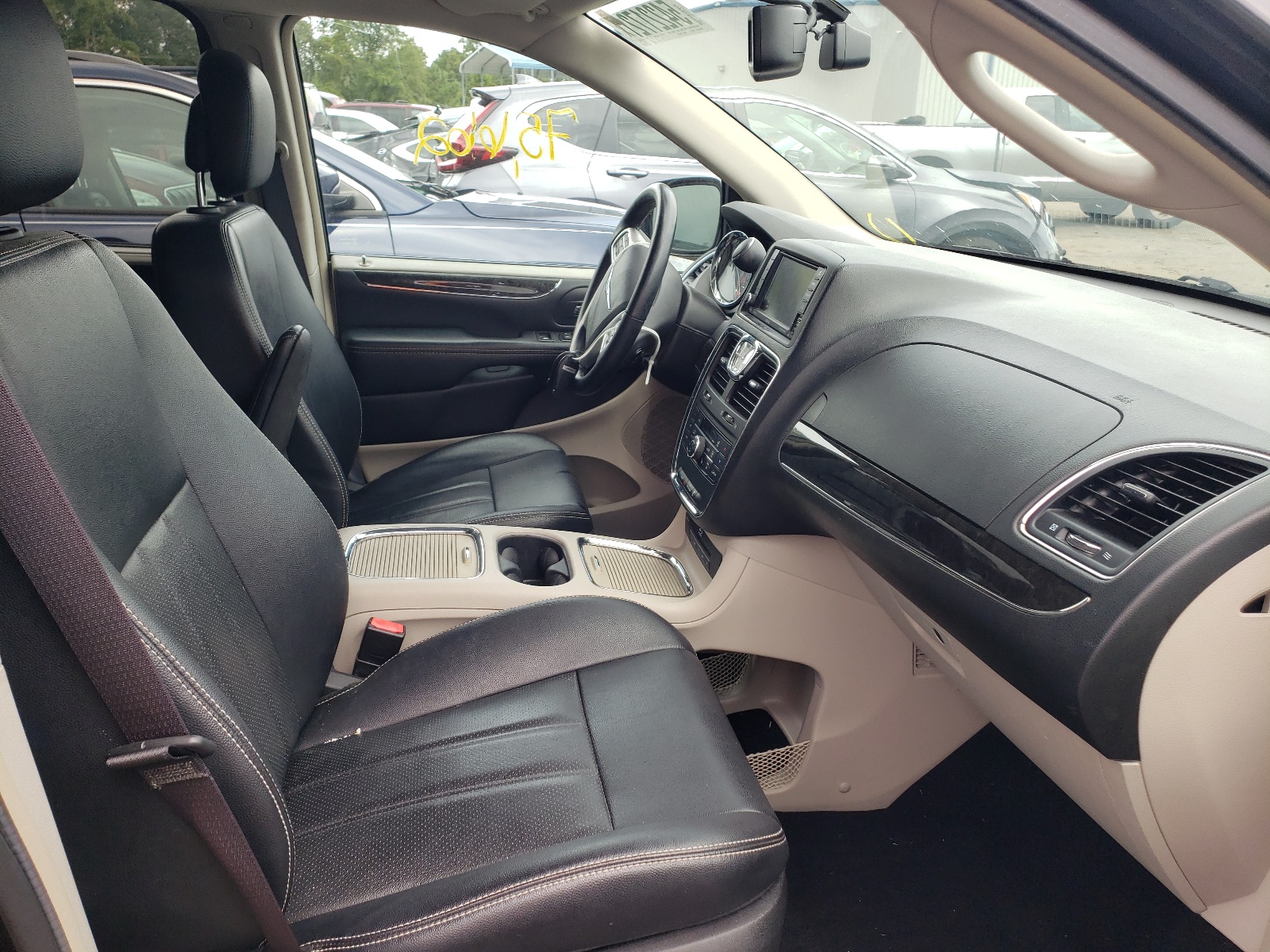 Photo 5 from auction – 2015 CHRYSLER TOWN & COU with VIN 2C4RC1CG0FR677688