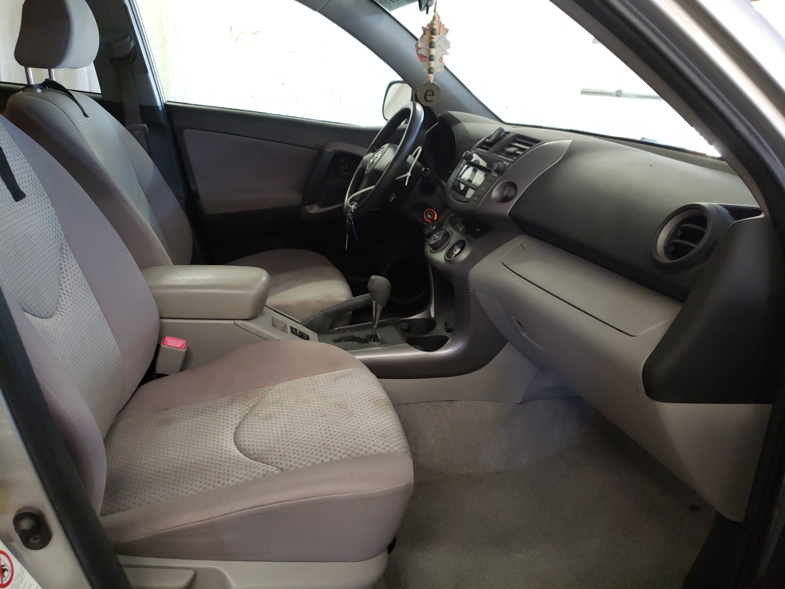 Photo 5 from auction – 2006 TOYOTA RAV4 with VIN JTMBD33V565048031