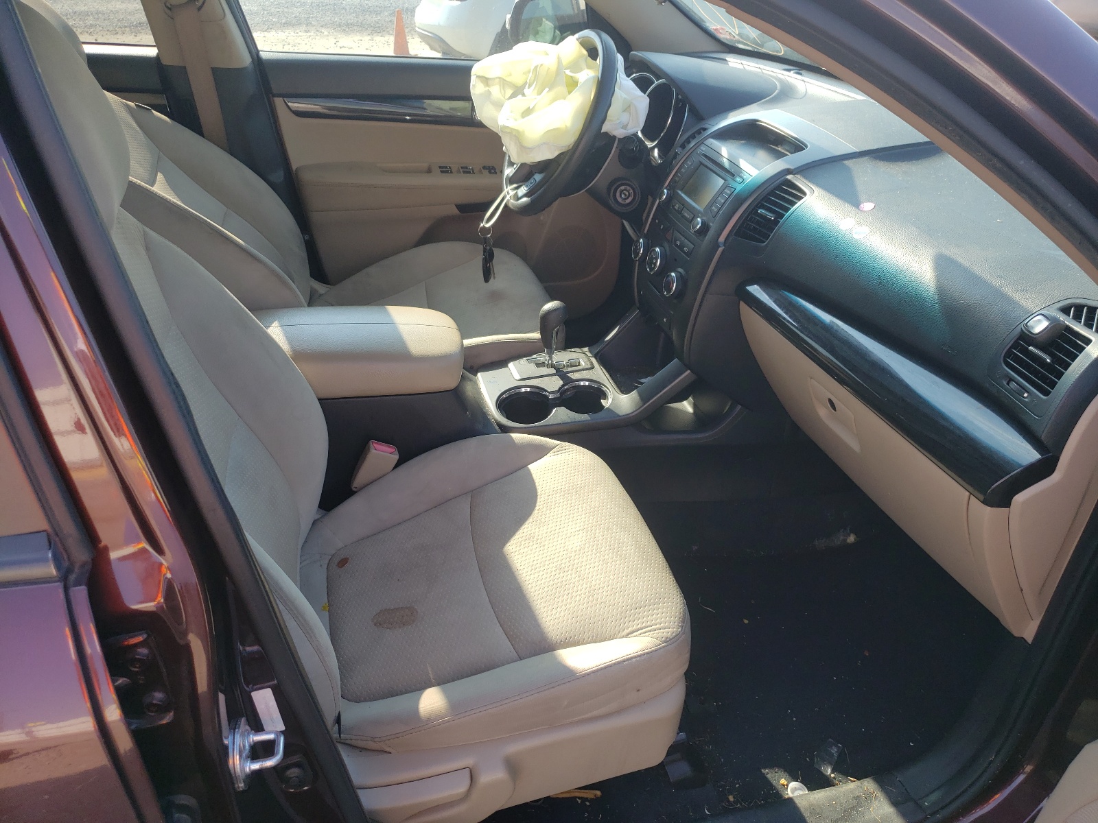 Photo 5 from auction – 2013 KIA SORENTO LX with VIN 5XYKT3A60DG338129