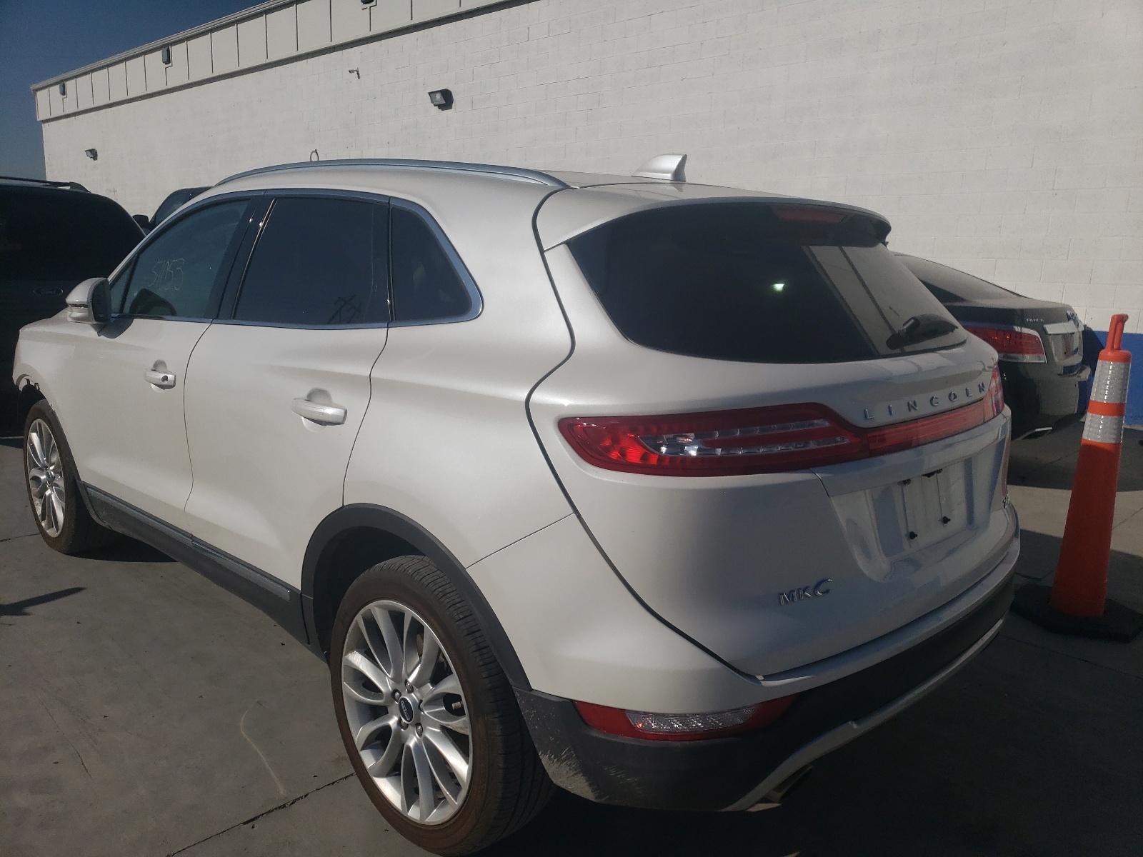 Photo 3 from auction – 2017 LINCOLN MKC RESERV with VIN 5LMCJ3C9XHUL24348