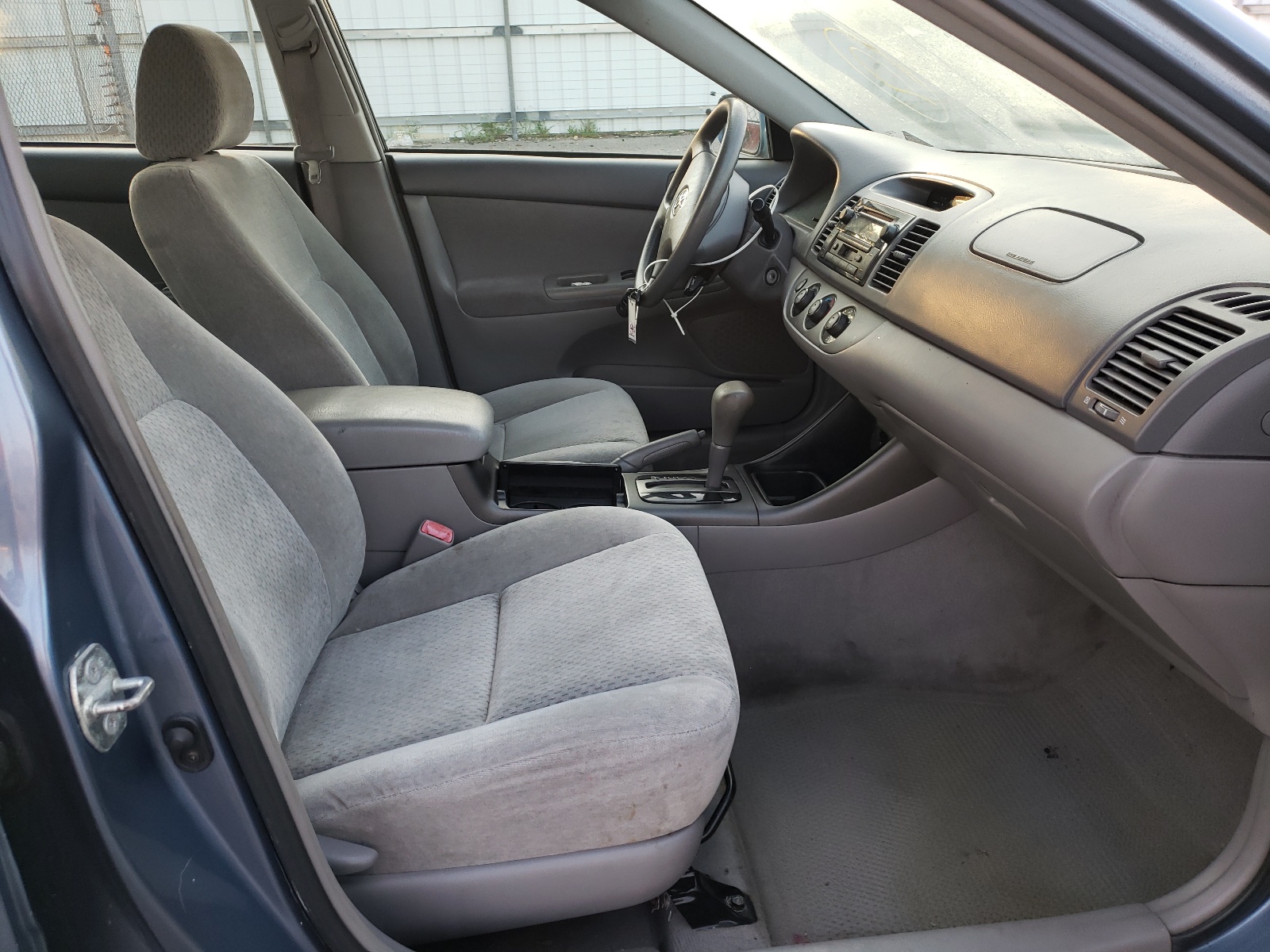 Photo 5 from auction – 2004 TOYOTA CAMRY LE with VIN 4T1BE32K04U883795