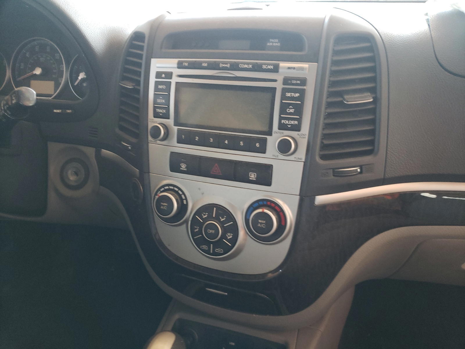 Photo 9 from auction – 2009 HYUNDAI SANTA FE G with VIN 5NMSG73D19H296350