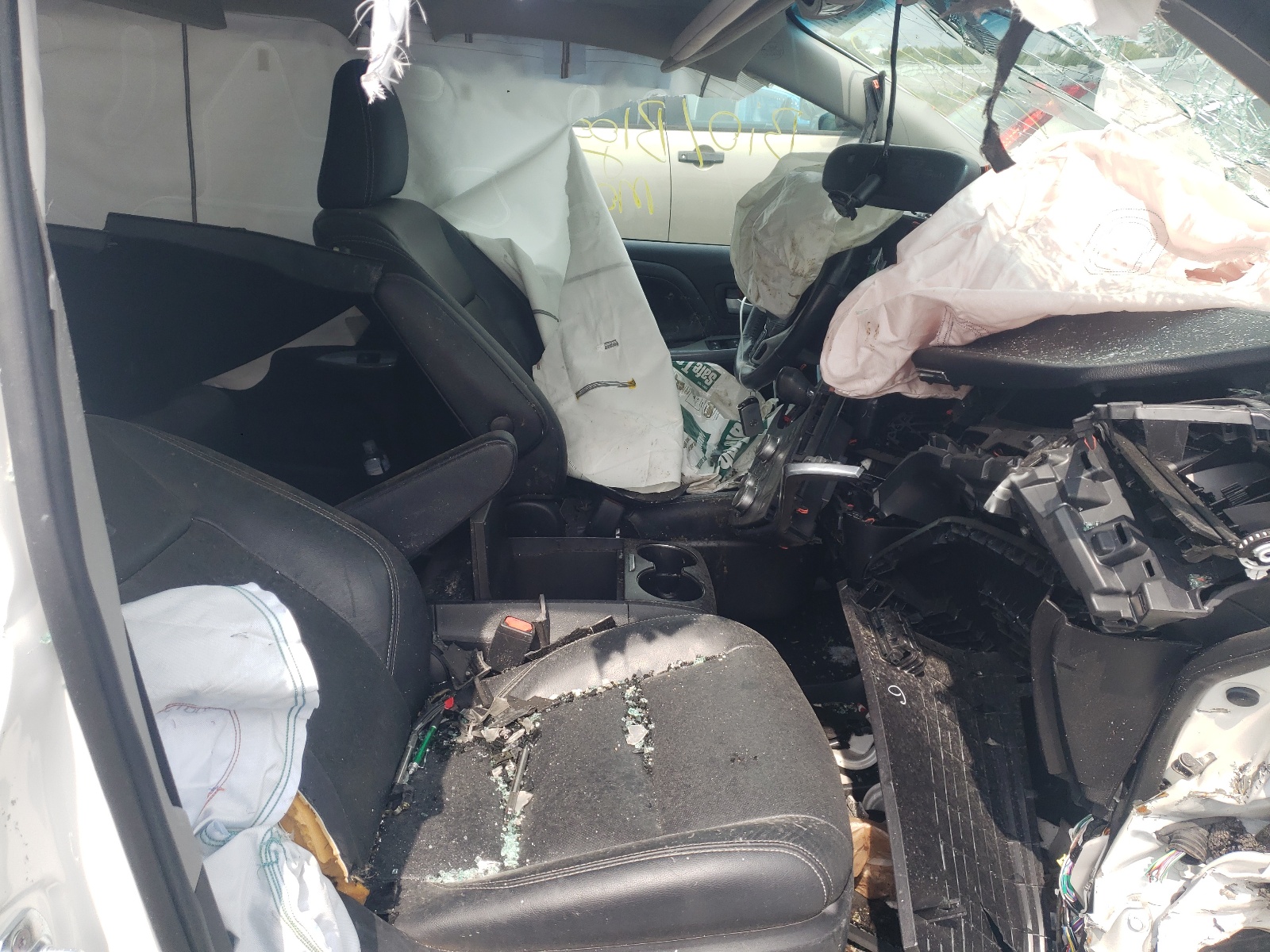 Photo 5 from auction – 2017 TOYOTA SIENNA SE with VIN 5TDXZ3DC1HS812846