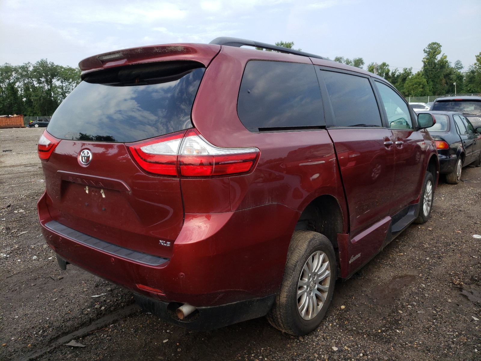 Photo 4 from auction – 2017 TOYOTA SIENNA XLE with VIN 5TDYZ3DC0HS842988