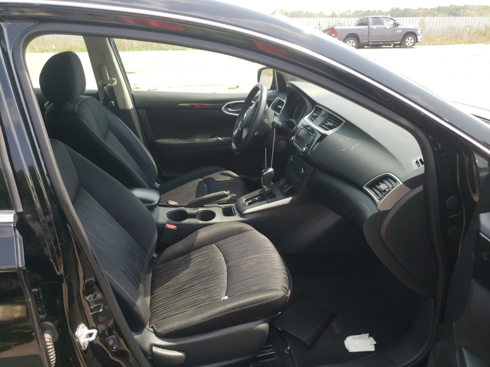 Photo 5 from auction – 2017 NISSAN SENTRA S with VIN 3N1AB7AP3HL640899