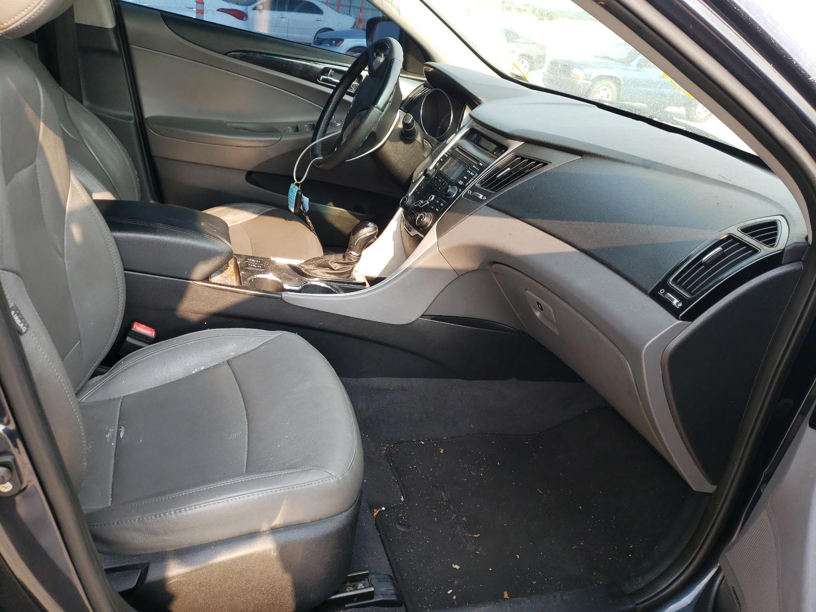 Photo 5 from auction – 2012 HYUNDAI SONATA SE with VIN 5NPEC4AC9CH347685