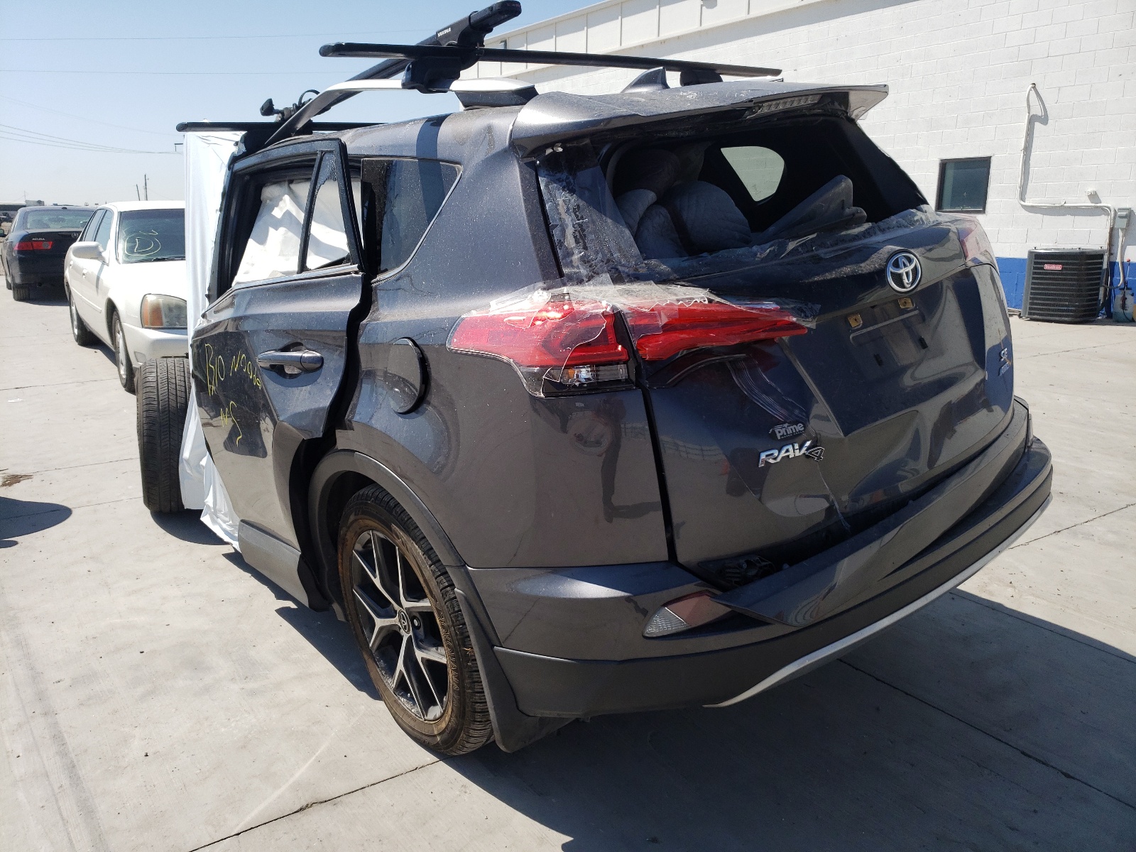 Photo 3 from auction – 2018 TOYOTA RAV4 SE with VIN JTMJFREV1JJ216480