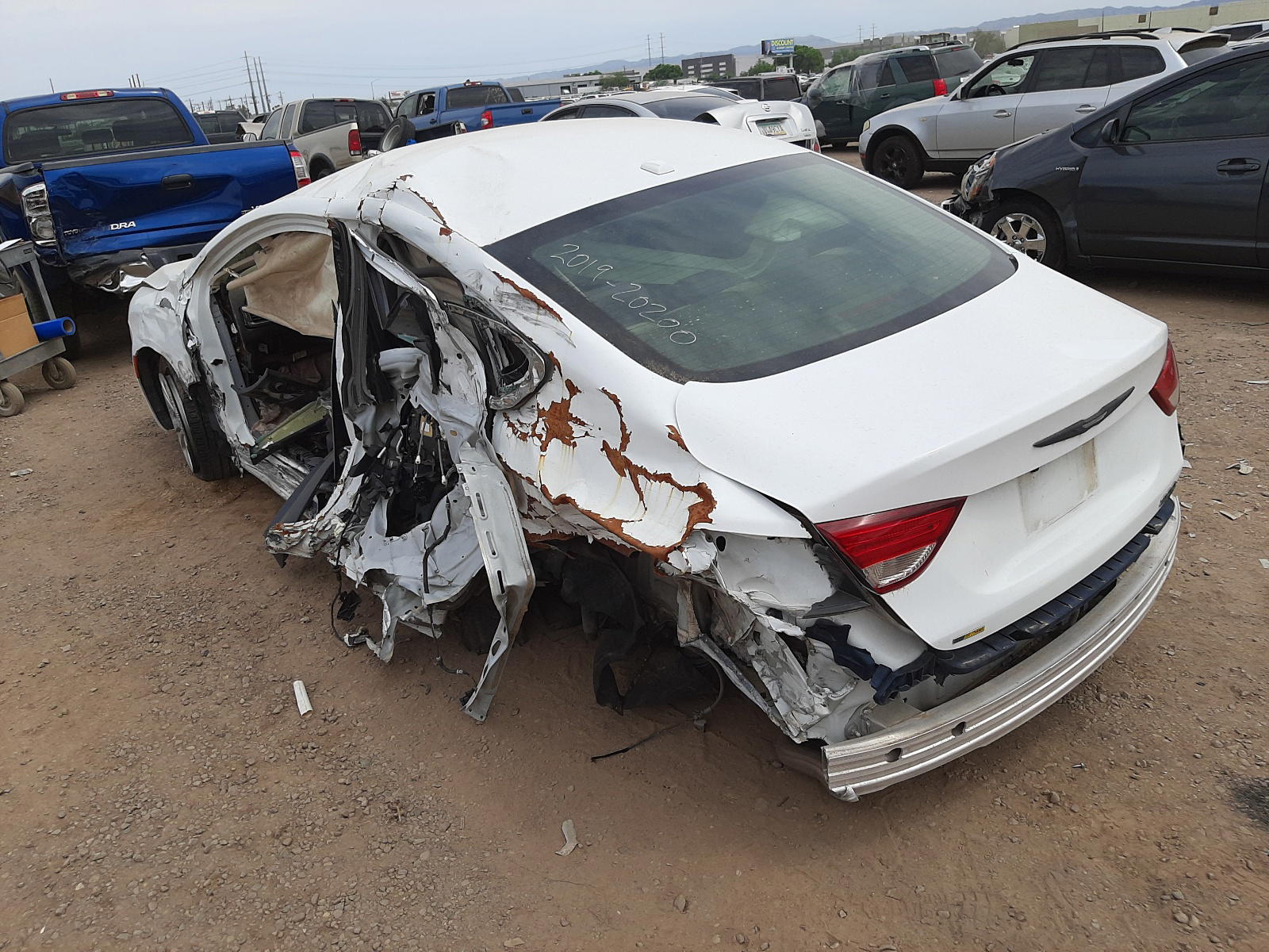 Photo 3 from auction – 2015 CHRYSLER 200 LIMITE with VIN 1C3CCCAB2FN650633