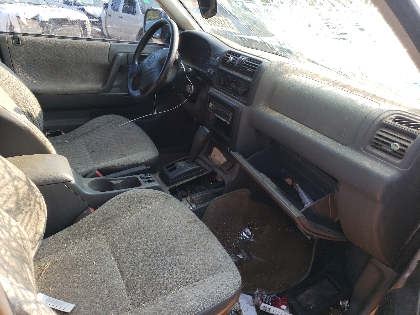 Photo 5 from auction – 1999 HONDA PASSPORT E with VIN 4S6CK58W0X4408517