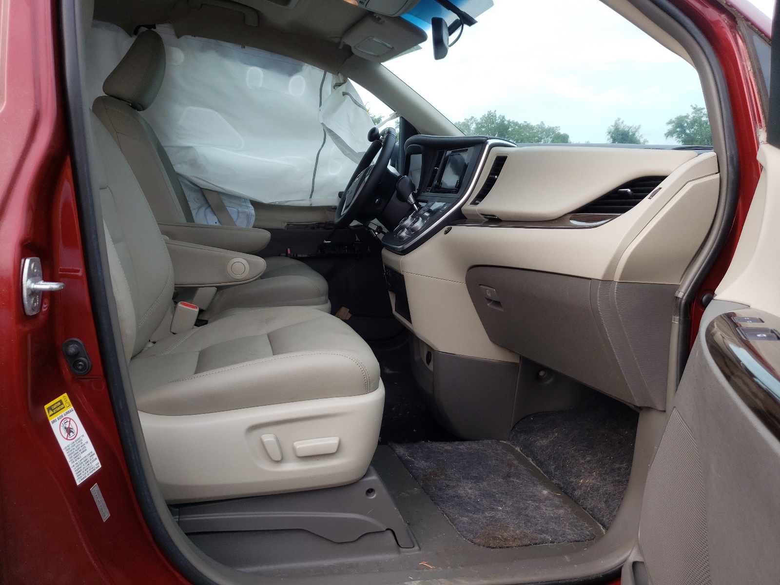 Photo 5 from auction – 2017 TOYOTA SIENNA XLE with VIN 5TDYZ3DC0HS842988