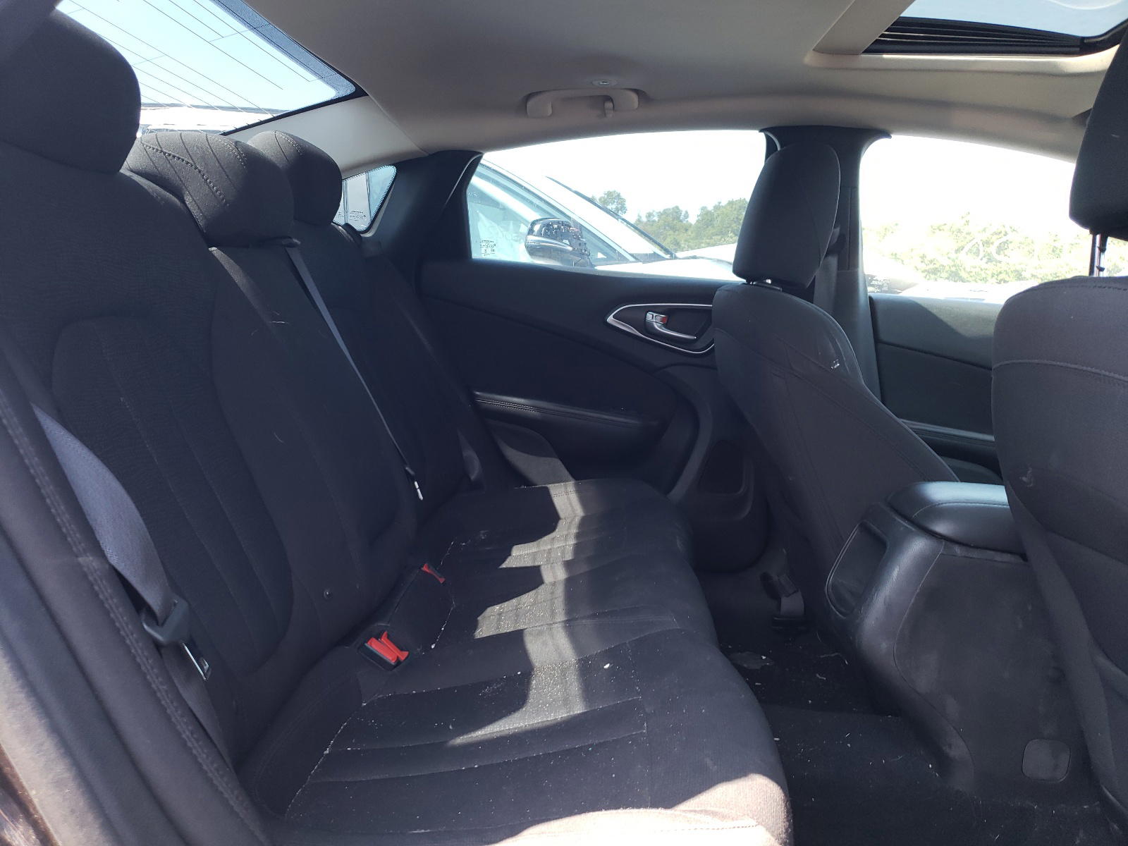 Photo 6 from auction – 2016 CHRYSLER 200 LIMITE with VIN 1C3CCCAB7GN117792