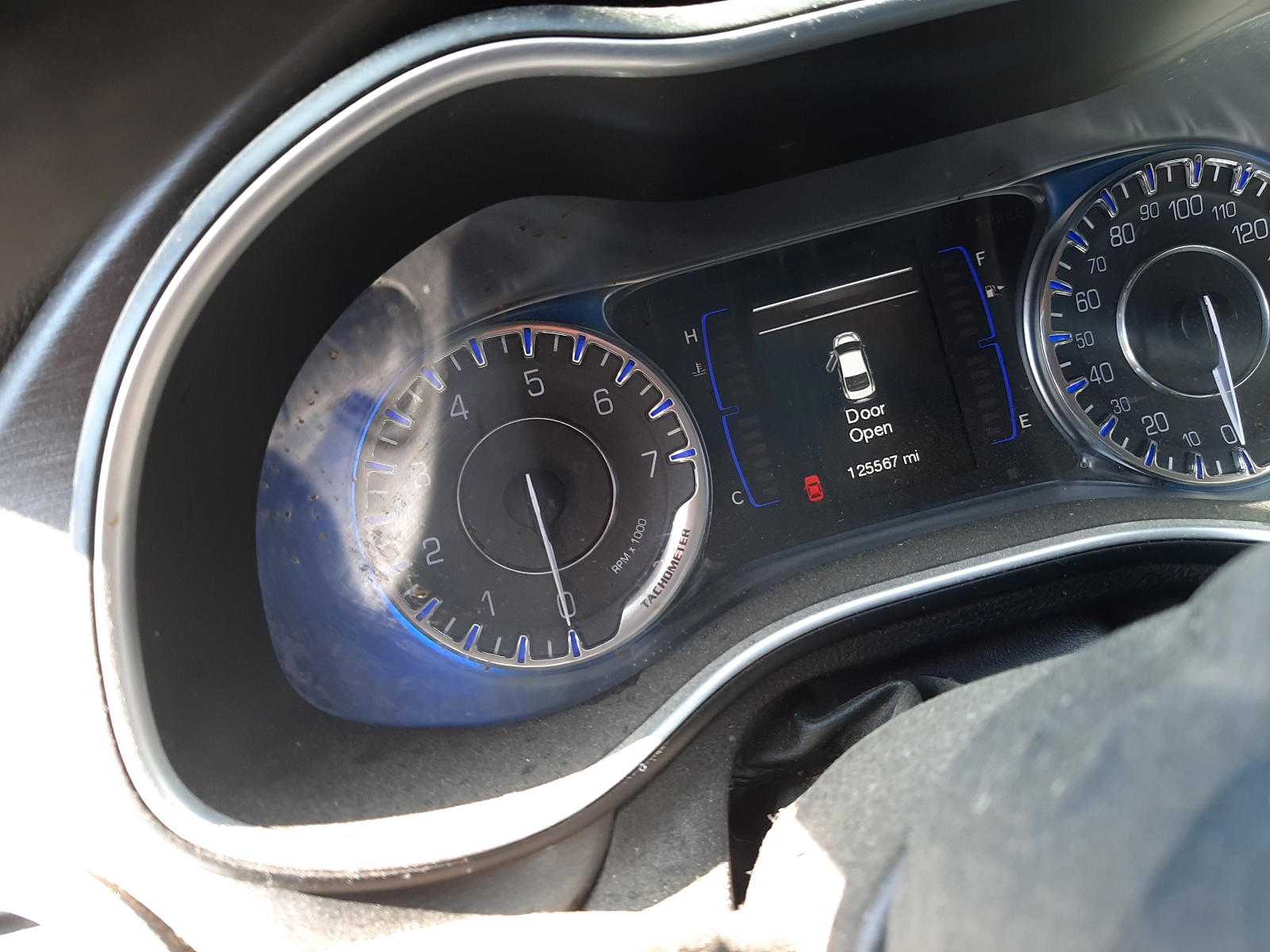 Photo 8 from auction – 2015 CHRYSLER 200 LIMITE with VIN 1C3CCCAB9FN584596