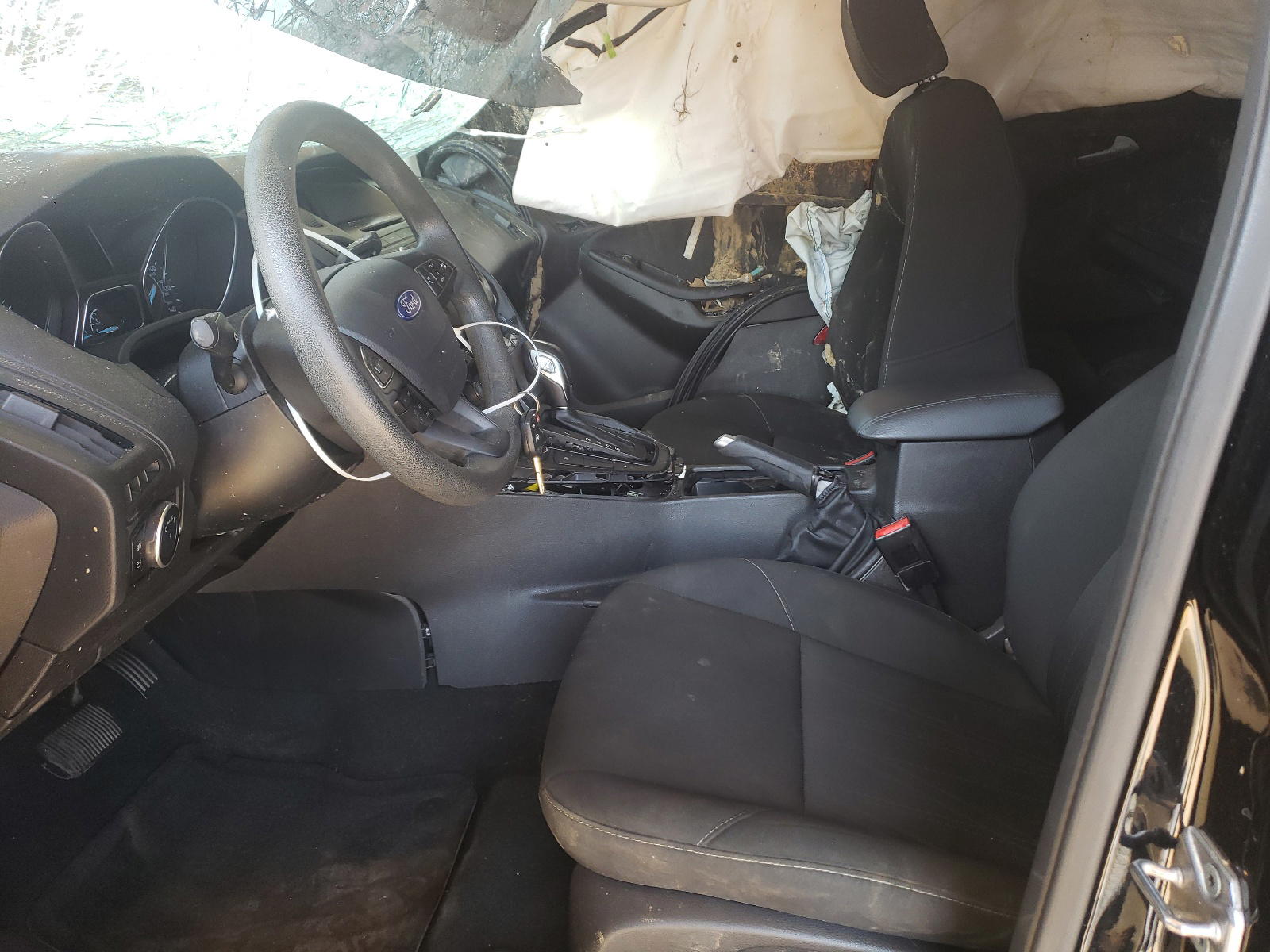 Photo 5 from auction – 2016 FORD FOCUS SE with VIN 1FADP3FE2GL383312
