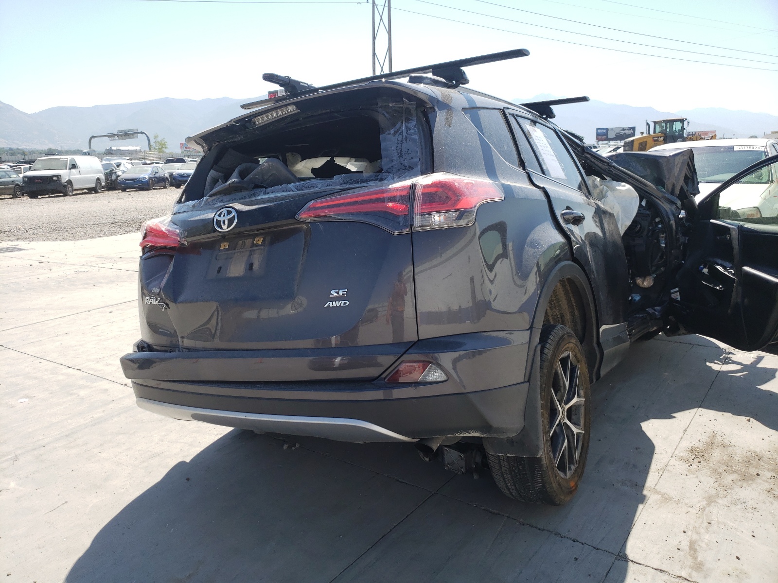 Photo 4 from auction – 2018 TOYOTA RAV4 SE with VIN JTMJFREV1JJ216480