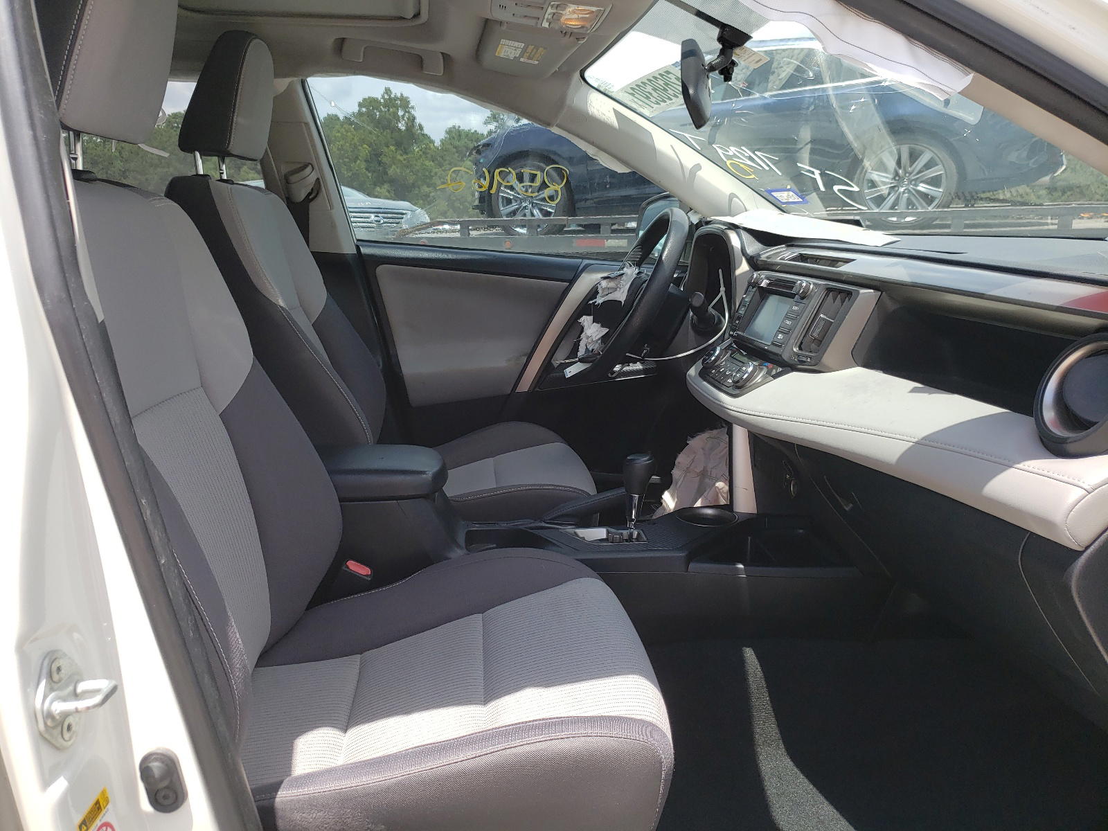 Photo 5 from auction – 2014 TOYOTA RAV4 XLE with VIN JTMWFREV4EJ010081