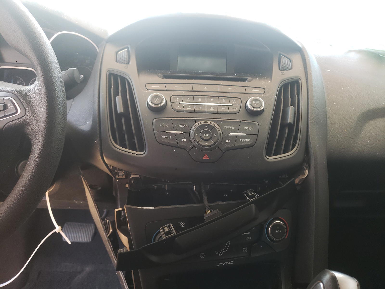 Photo 9 from auction – 2016 FORD FOCUS SE with VIN 1FADP3FE2GL383312