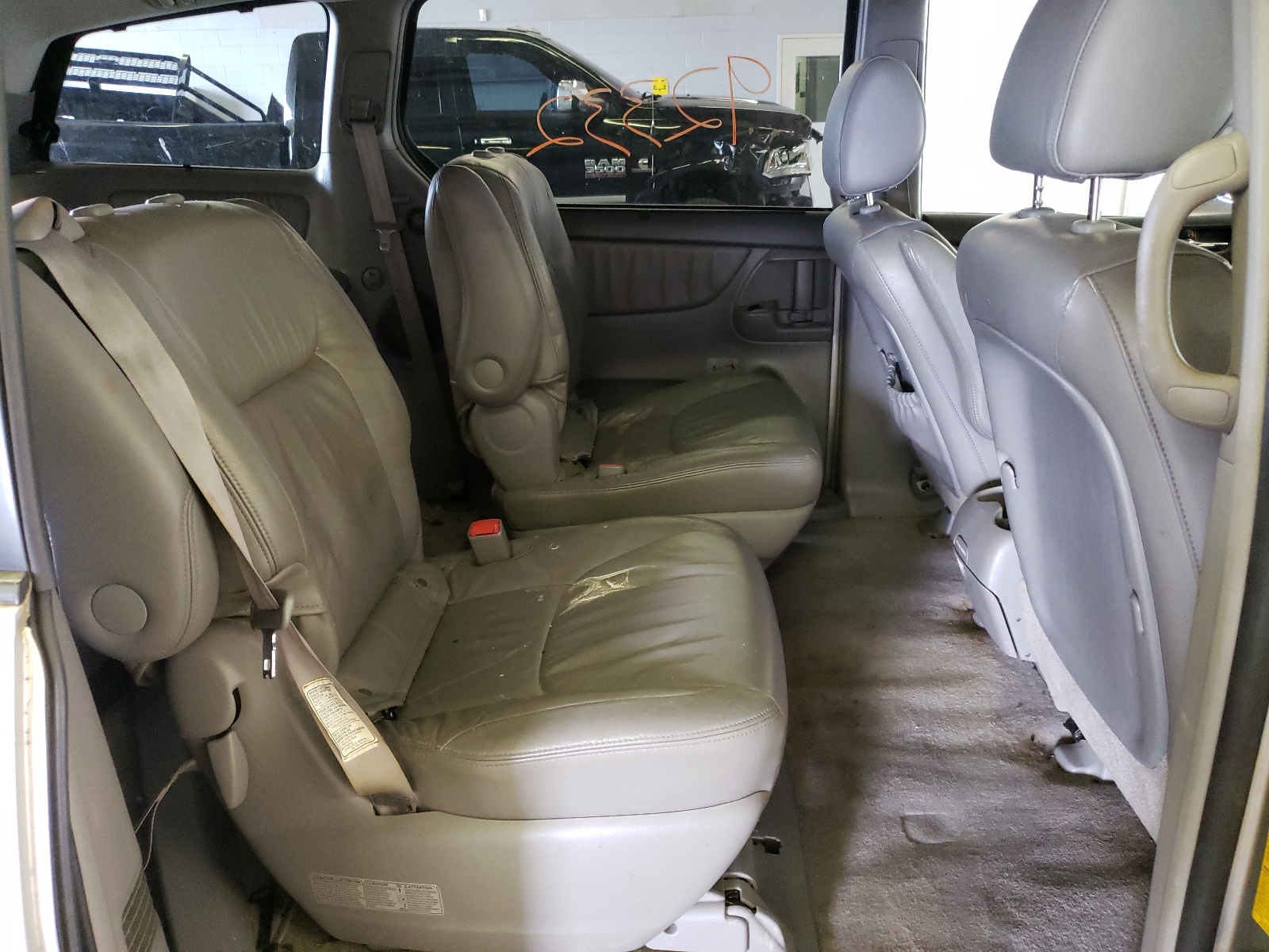 Photo 6 from auction – 2010 TOYOTA SIENNA XLE with VIN 5TDYK4CC7AS313166
