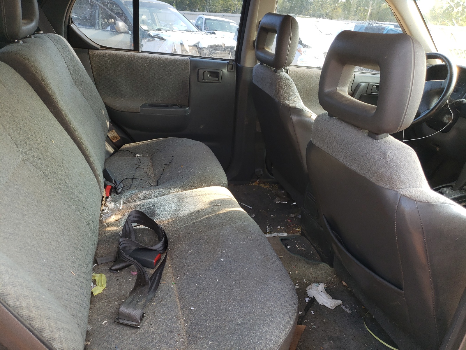 Photo 6 from auction – 1999 HONDA PASSPORT E with VIN 4S6CK58W0X4408517