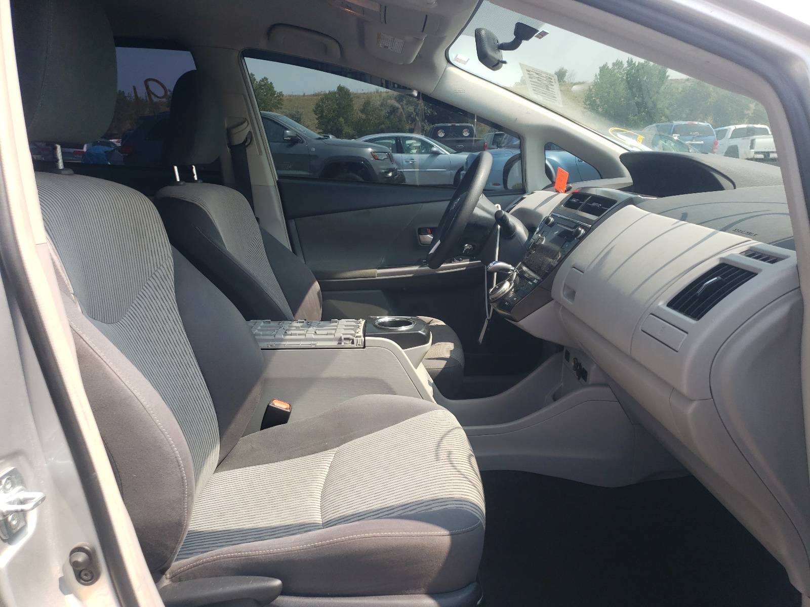 Photo 5 from auction – 2015 TOYOTA PRIUS V with VIN JTDZN3EU9FJ037511