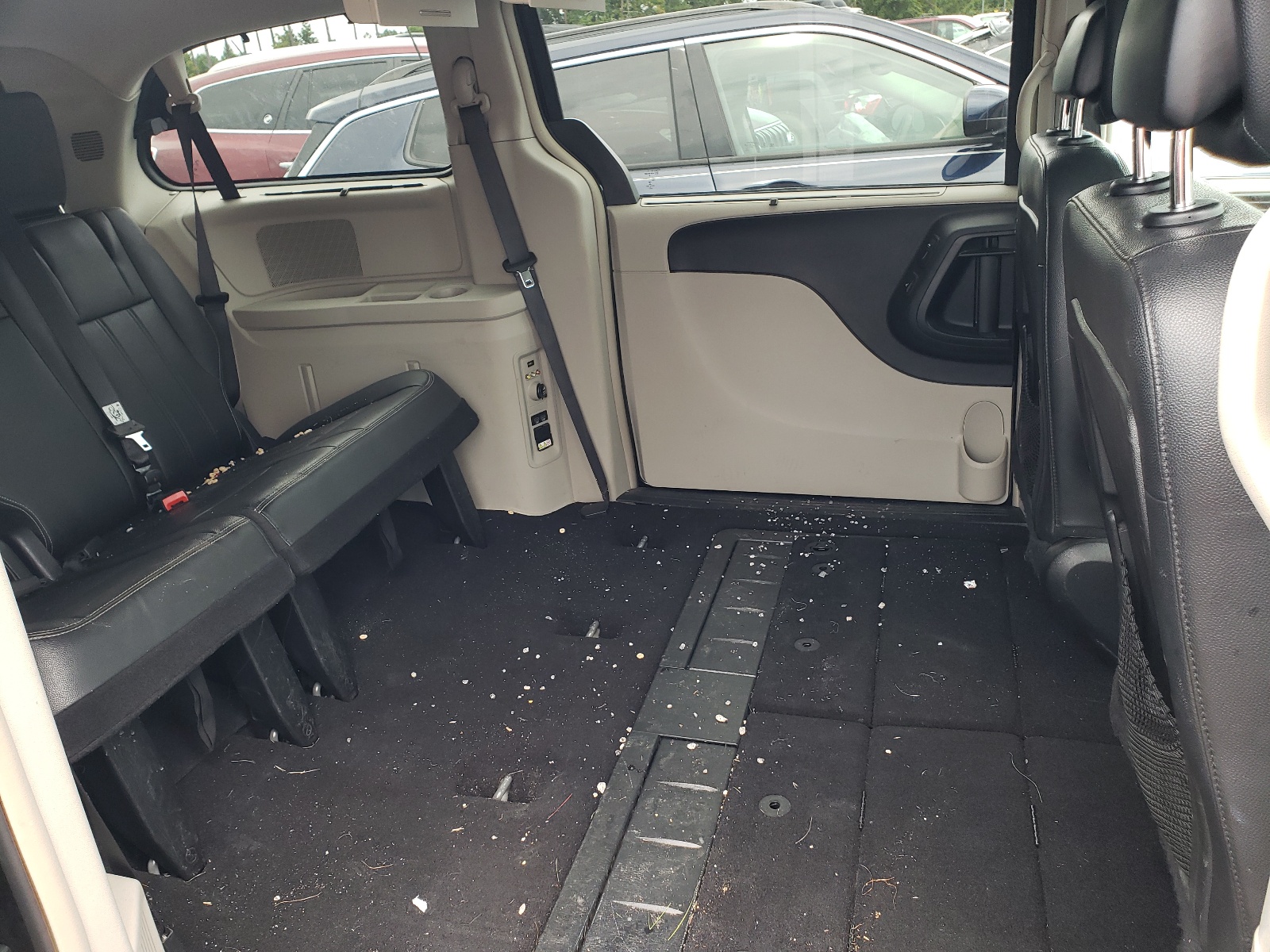Photo 6 from auction – 2015 CHRYSLER TOWN & COU with VIN 2C4RC1CG0FR677688