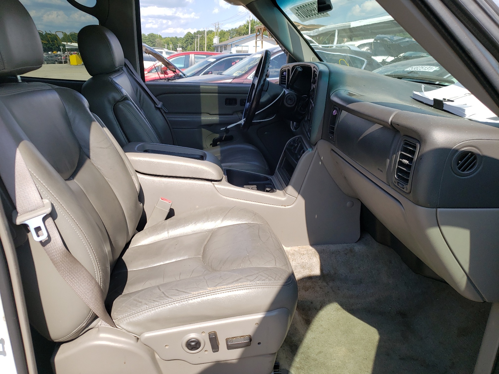 Photo 5 from auction – 2005 GMC YUKON with VIN 1GKEC13T75J200968