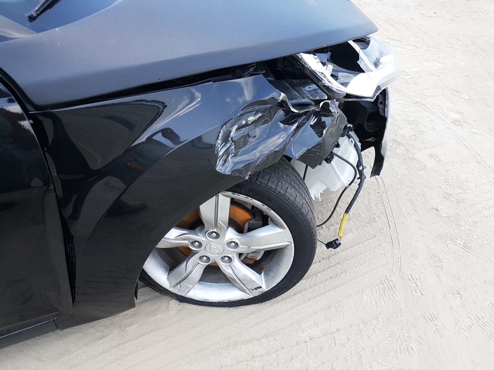Photo 9 from auction – 2014 HYUNDAI VELOSTER with VIN KMHTC6AD0EU198812