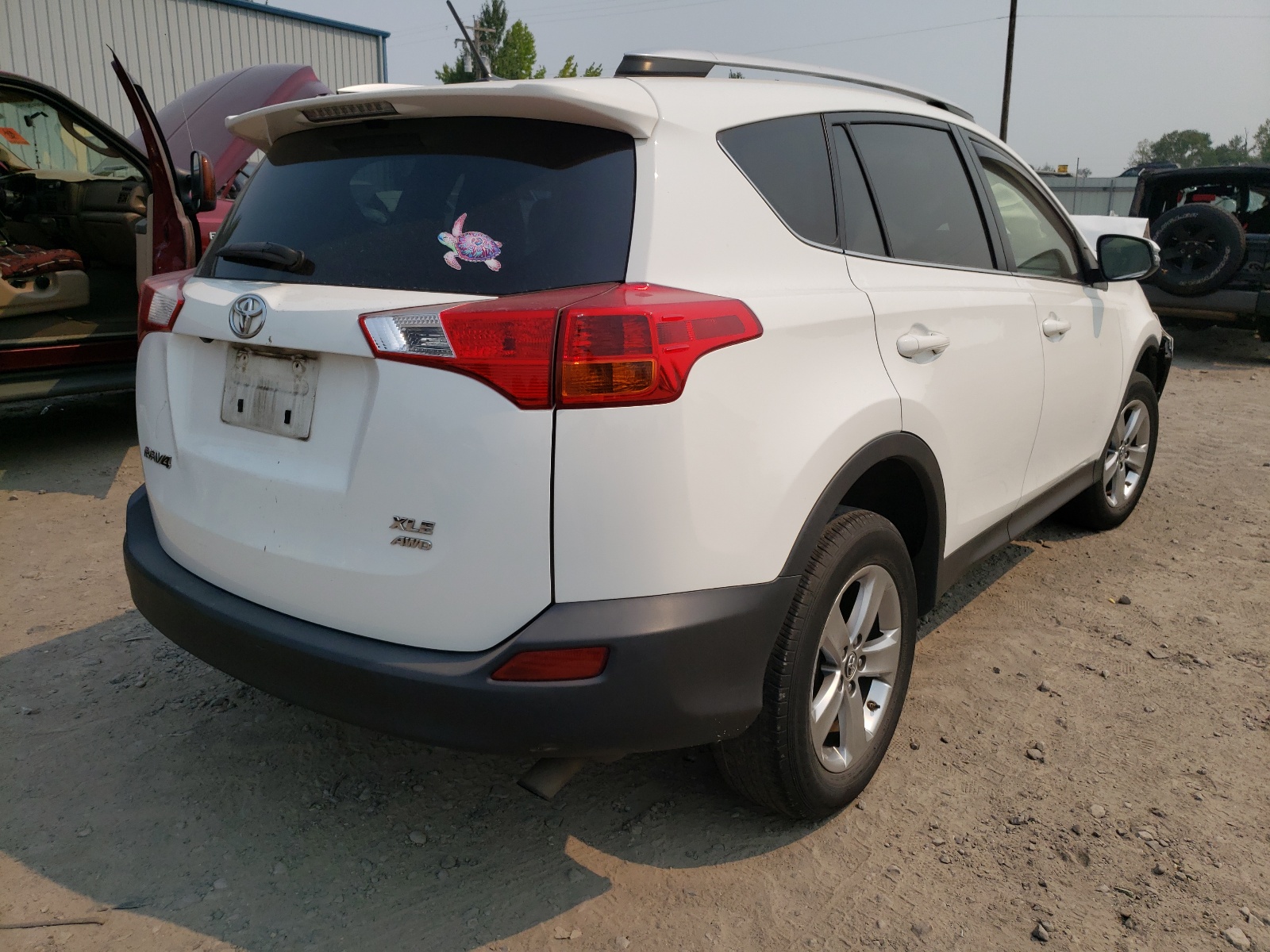 Photo 4 from auction – 2015 TOYOTA RAV4 XLE with VIN JTMRFREV5FJ046831
