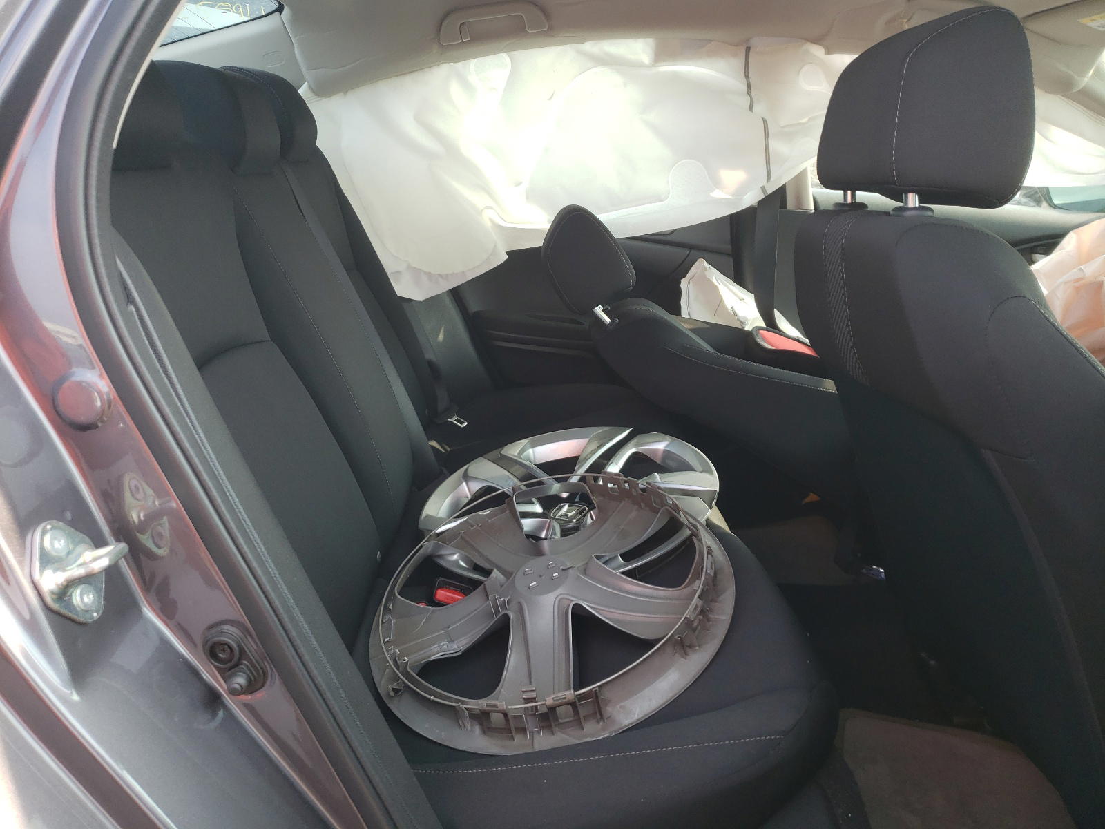 Photo 6 from auction – 2017 HONDA CIVIC LX with VIN 19XFC2F50HE014337