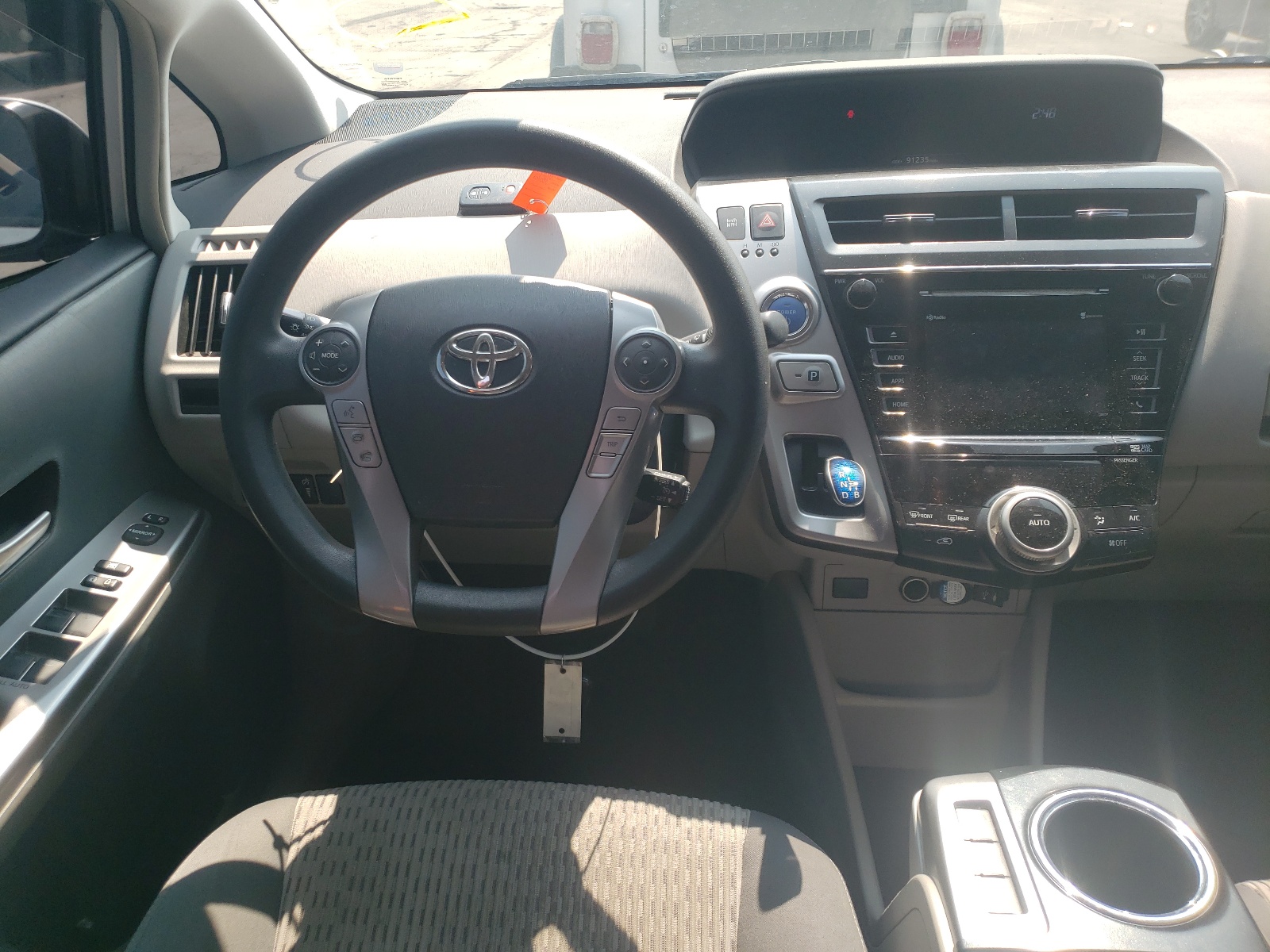 Photo 9 from auction – 2015 TOYOTA PRIUS V with VIN JTDZN3EU9FJ037511