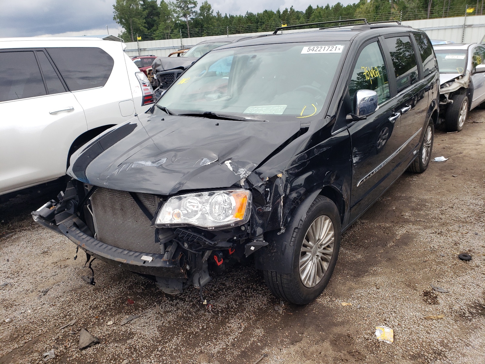 Photo 2 from auction – 2015 CHRYSLER TOWN & COU with VIN 2C4RC1CG0FR677688