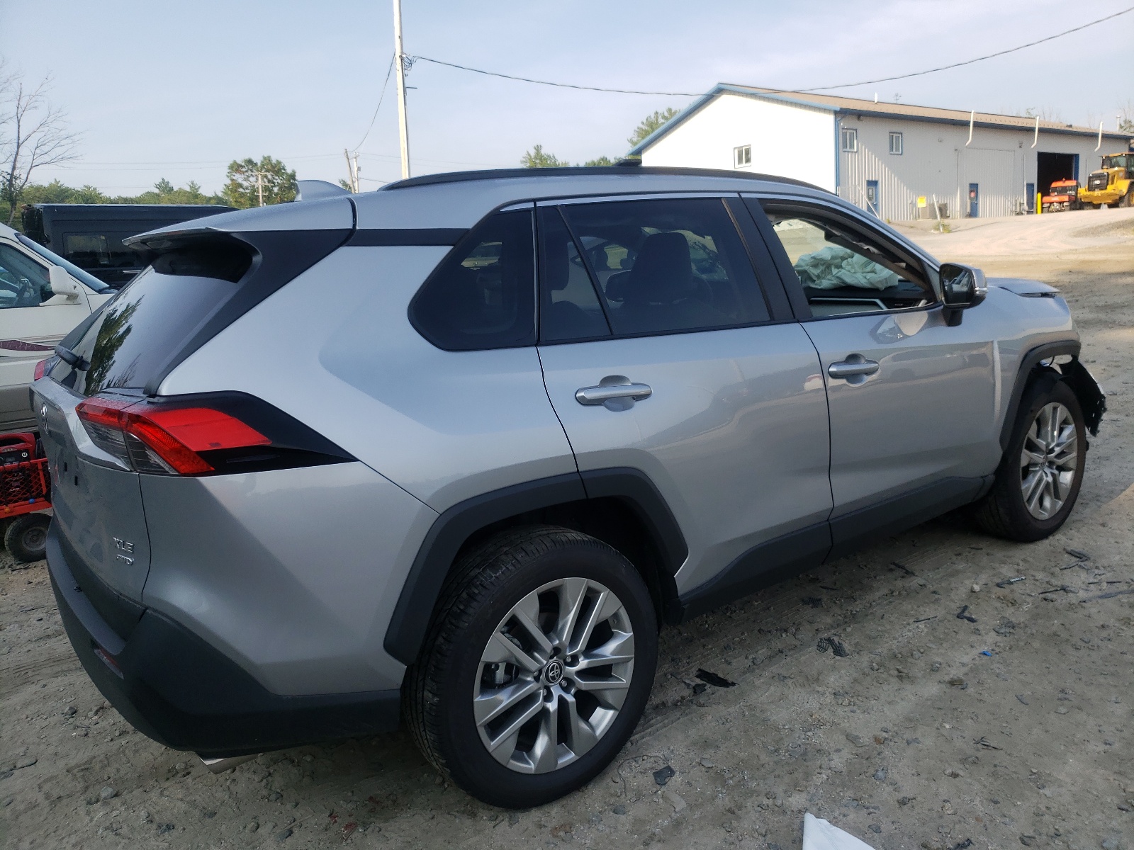 Photo 4 from auction – 2021 TOYOTA RAV4 XLE P with VIN 2T3A1RFV3MC199511