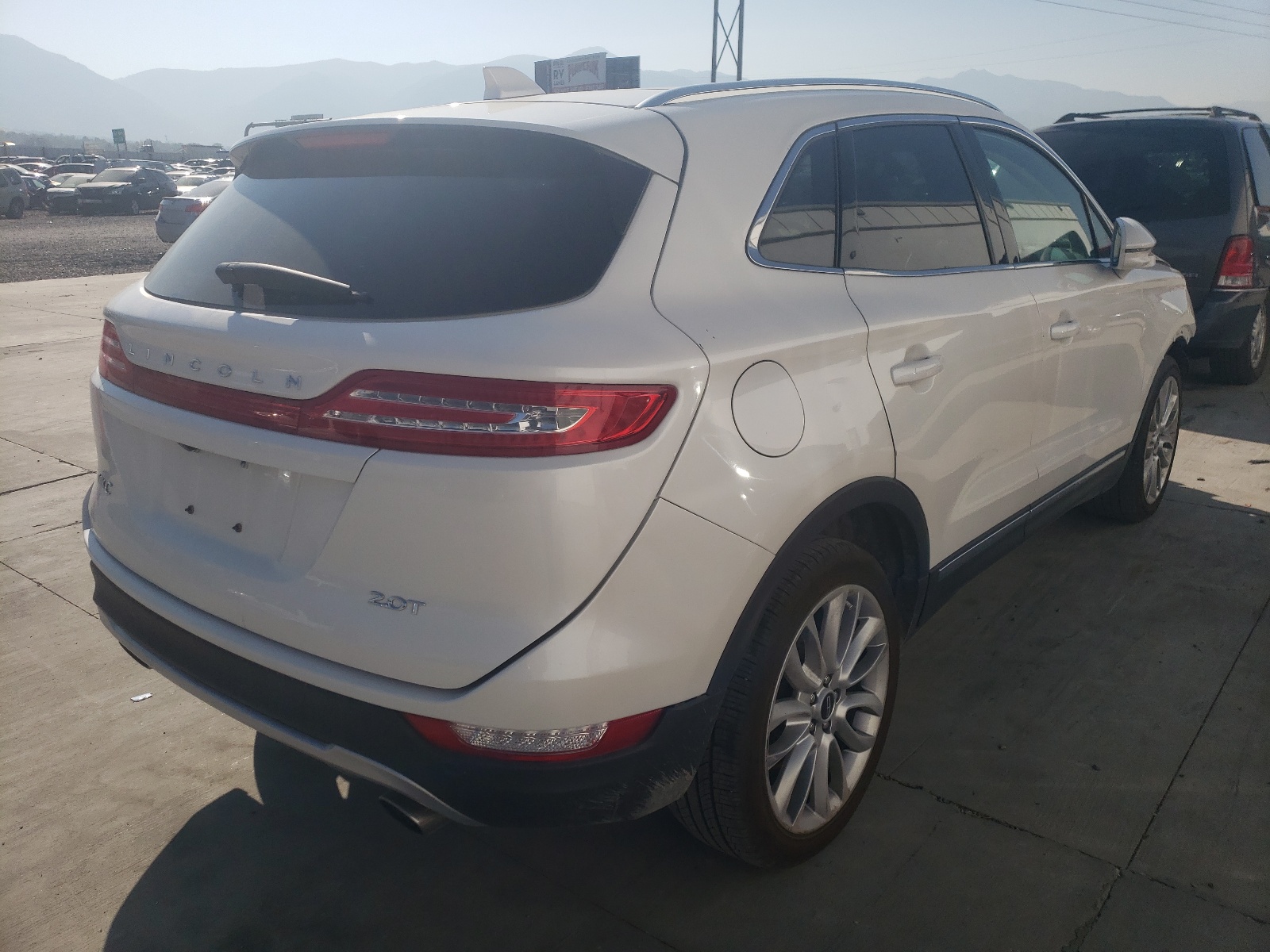 Photo 4 from auction – 2017 LINCOLN MKC RESERV with VIN 5LMCJ3C9XHUL24348